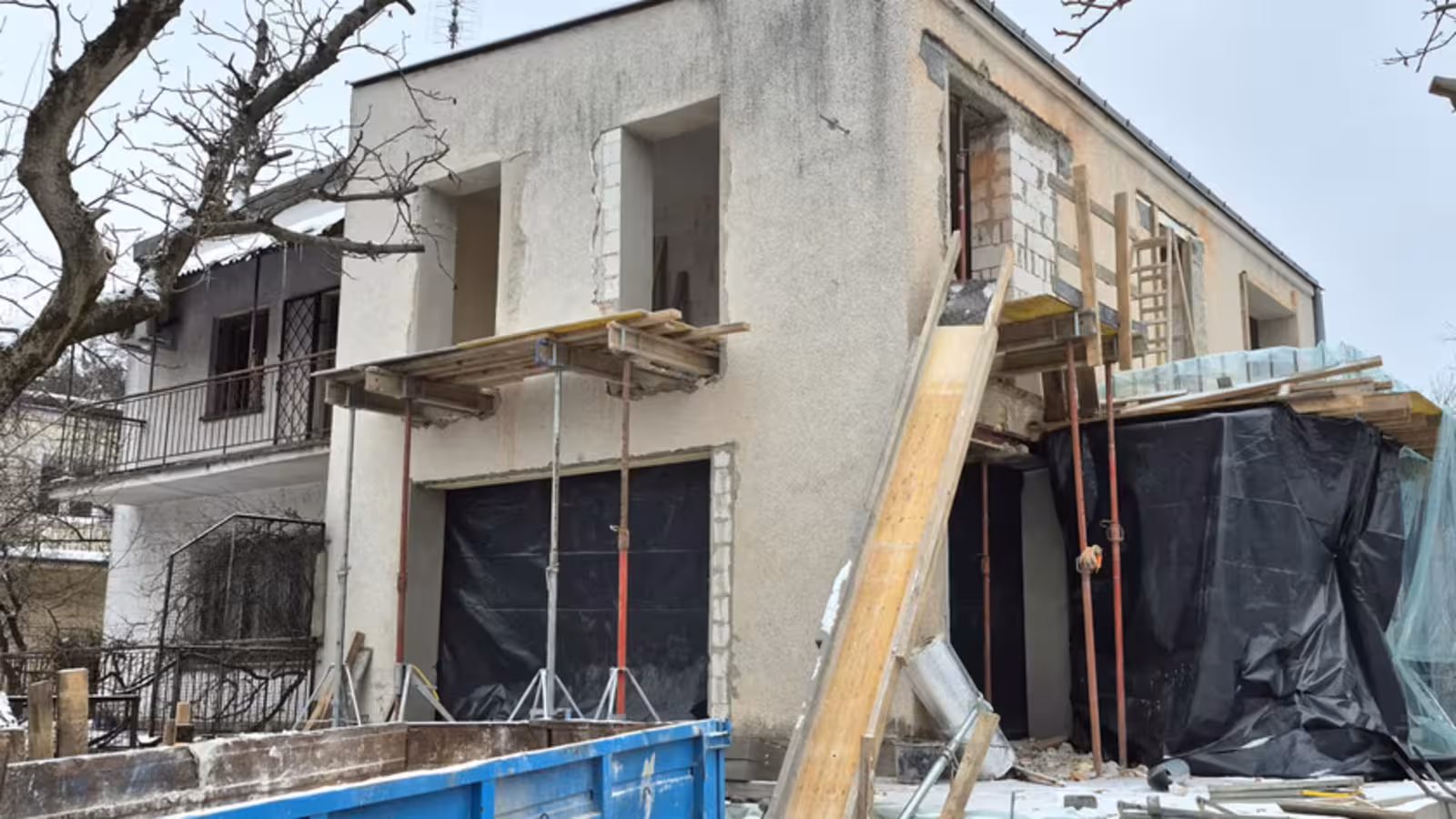 Czarna folia, gruz i pustka. Kaczyński nie ma dokąd wracać