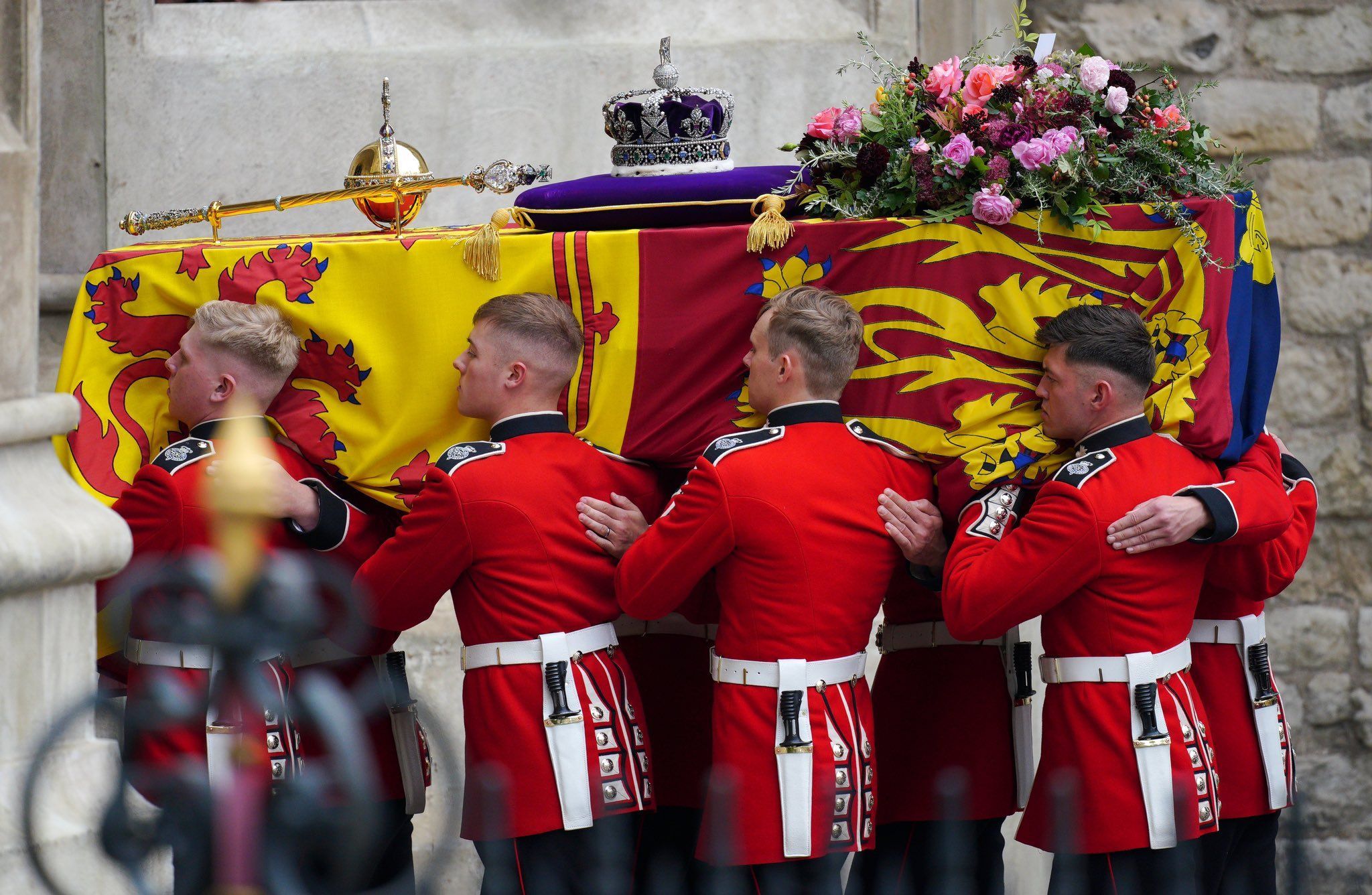 Wieniec pogrzebowy królowej Elżbiety II powstał z wyjątkowych roślin. Wspaniały gest króla Karola III