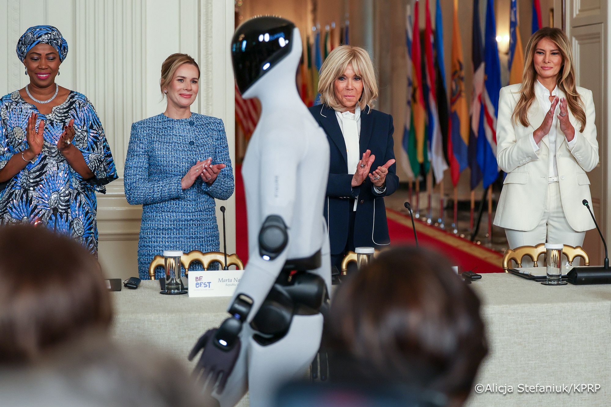 Marta Nawrocka weszła do sali i wszystkim opadły szczęki. Najpiękniejsza pierwsza dama! Nawet Melania była zazdrosna