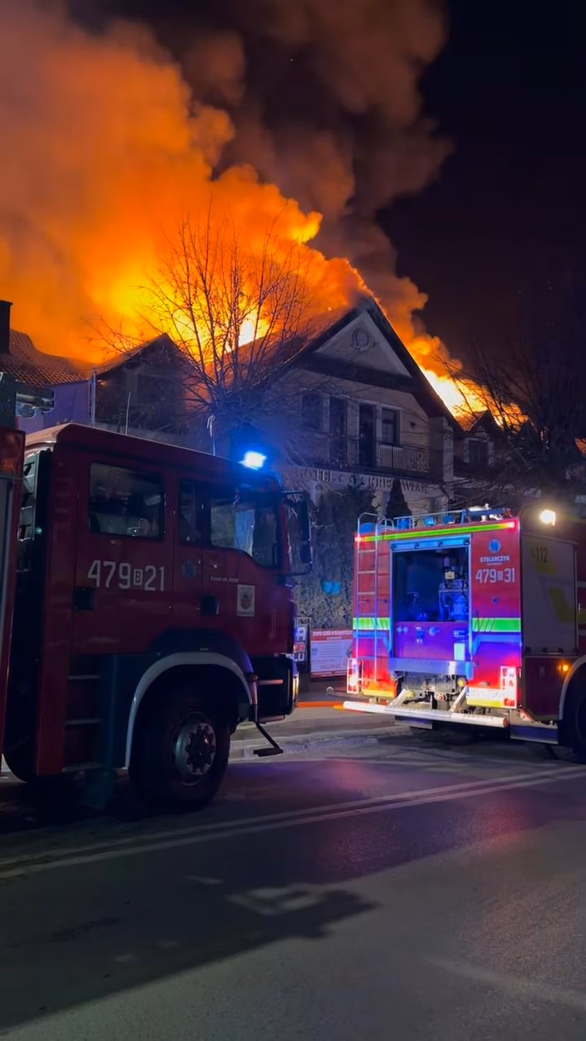 Hotel stanął w płomieniach w środku nocy. Służby z całego regionu w akcji