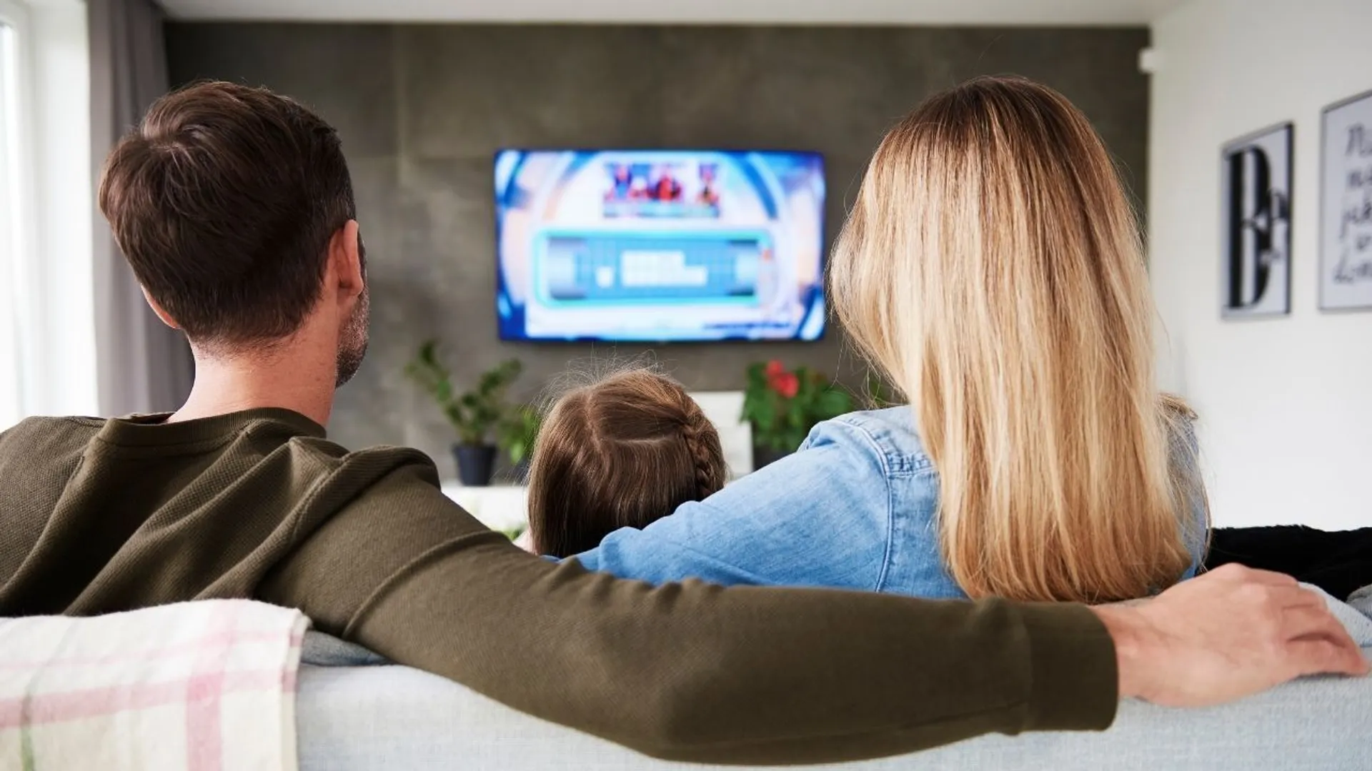 Rodzina przed telewizorem