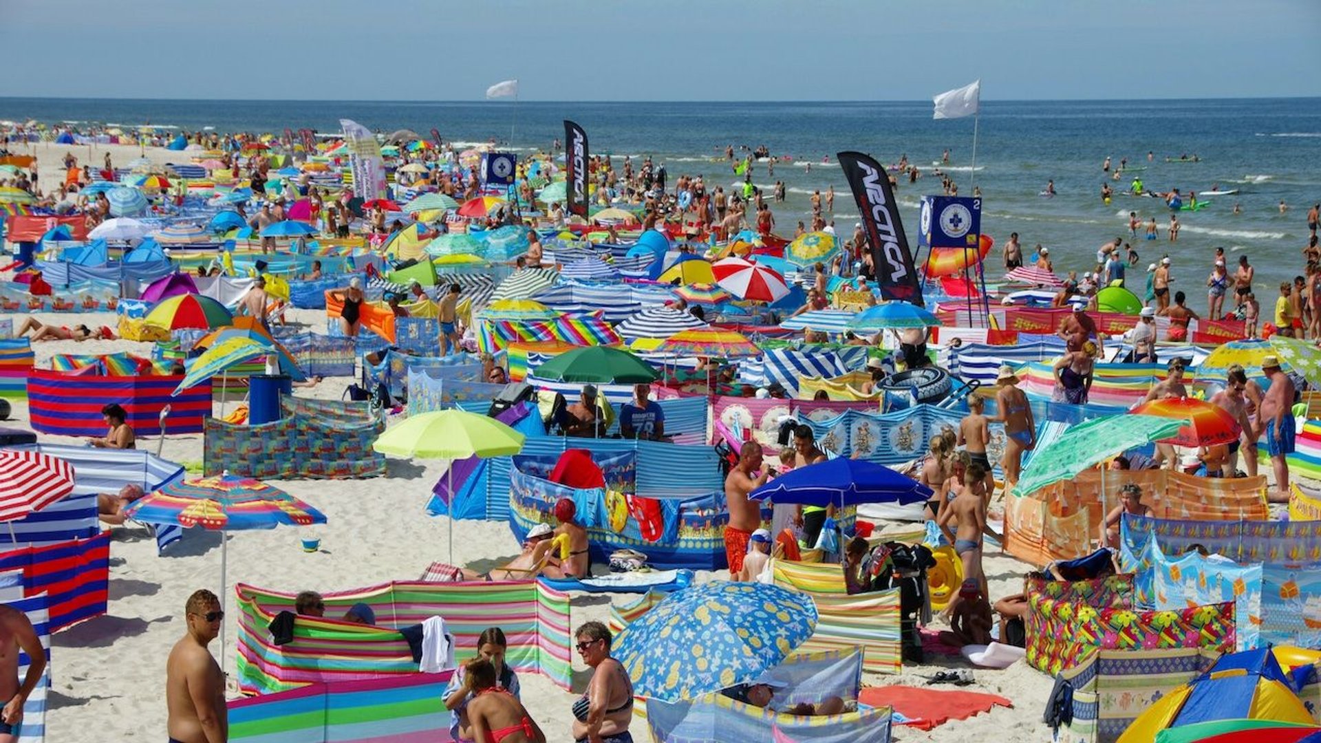 Parawany na plaży utrudniają pracę ratowników.