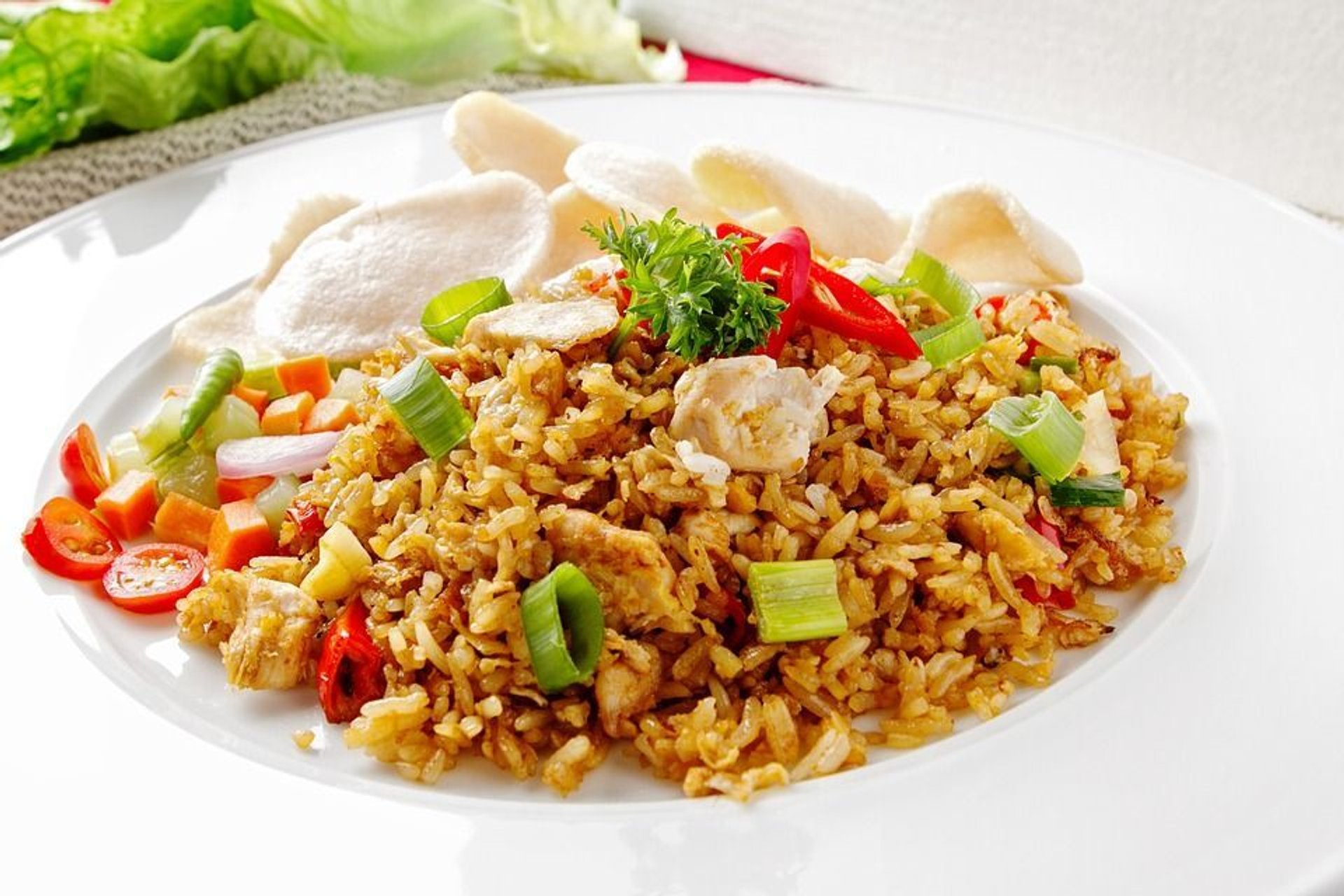 Ryż smażony z kurczakiem, porem i jajkiem - smaczne, tajskie danie