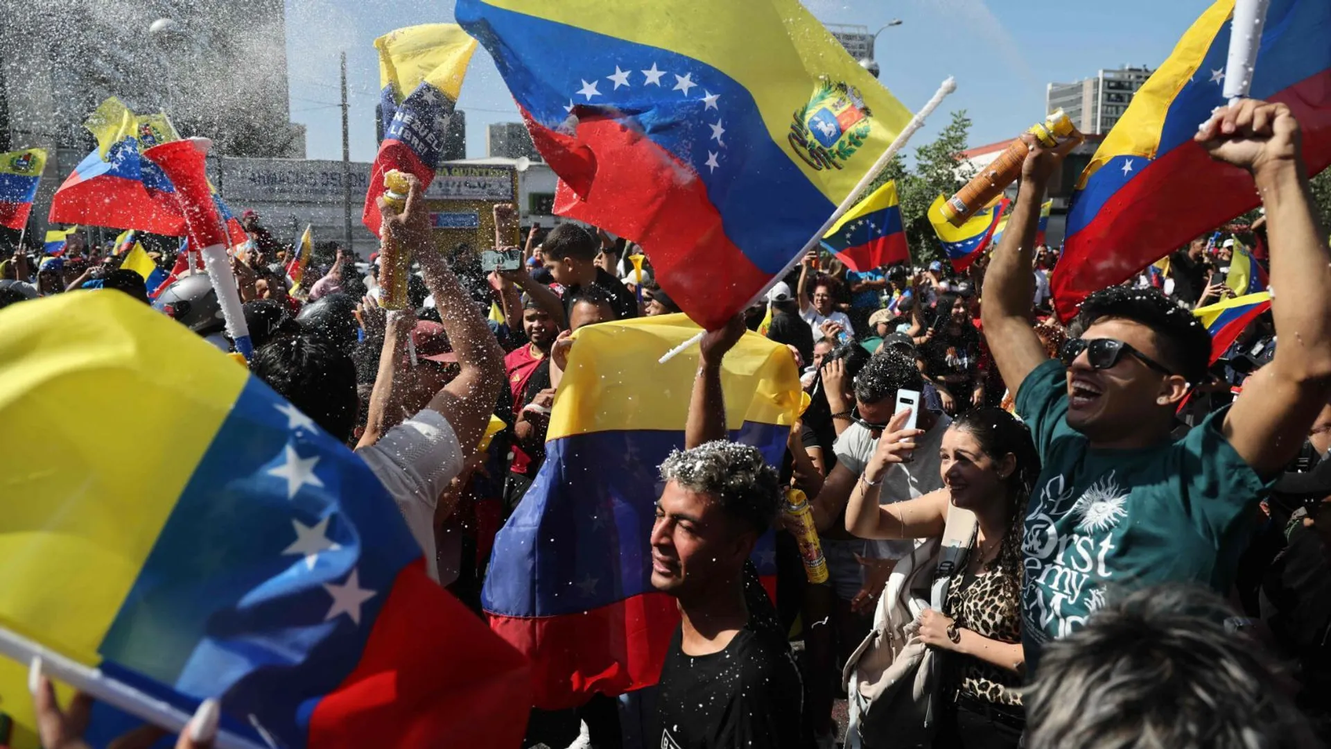 Wenezuelczycy z Chile cieszą się ze schwytania Maduro