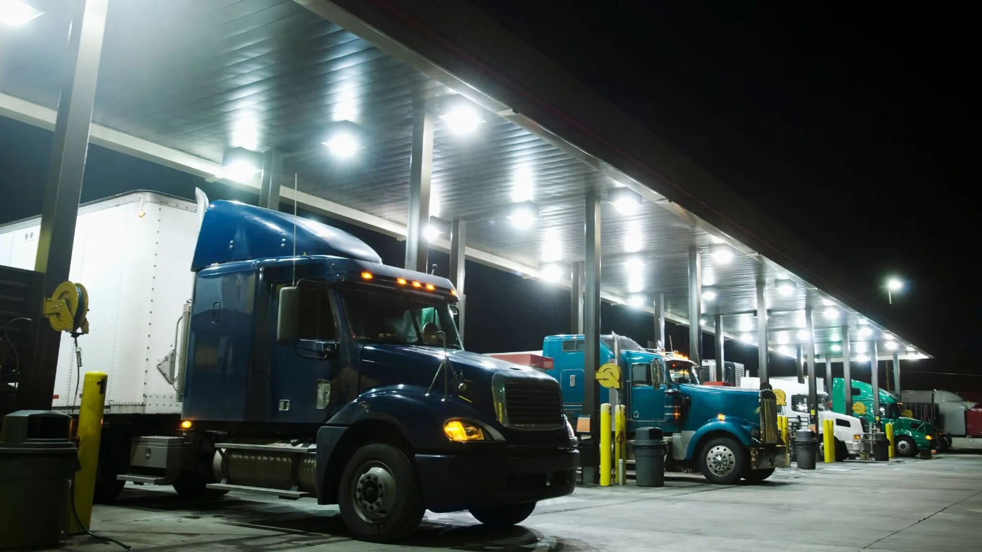 Ciężarówki na postoju