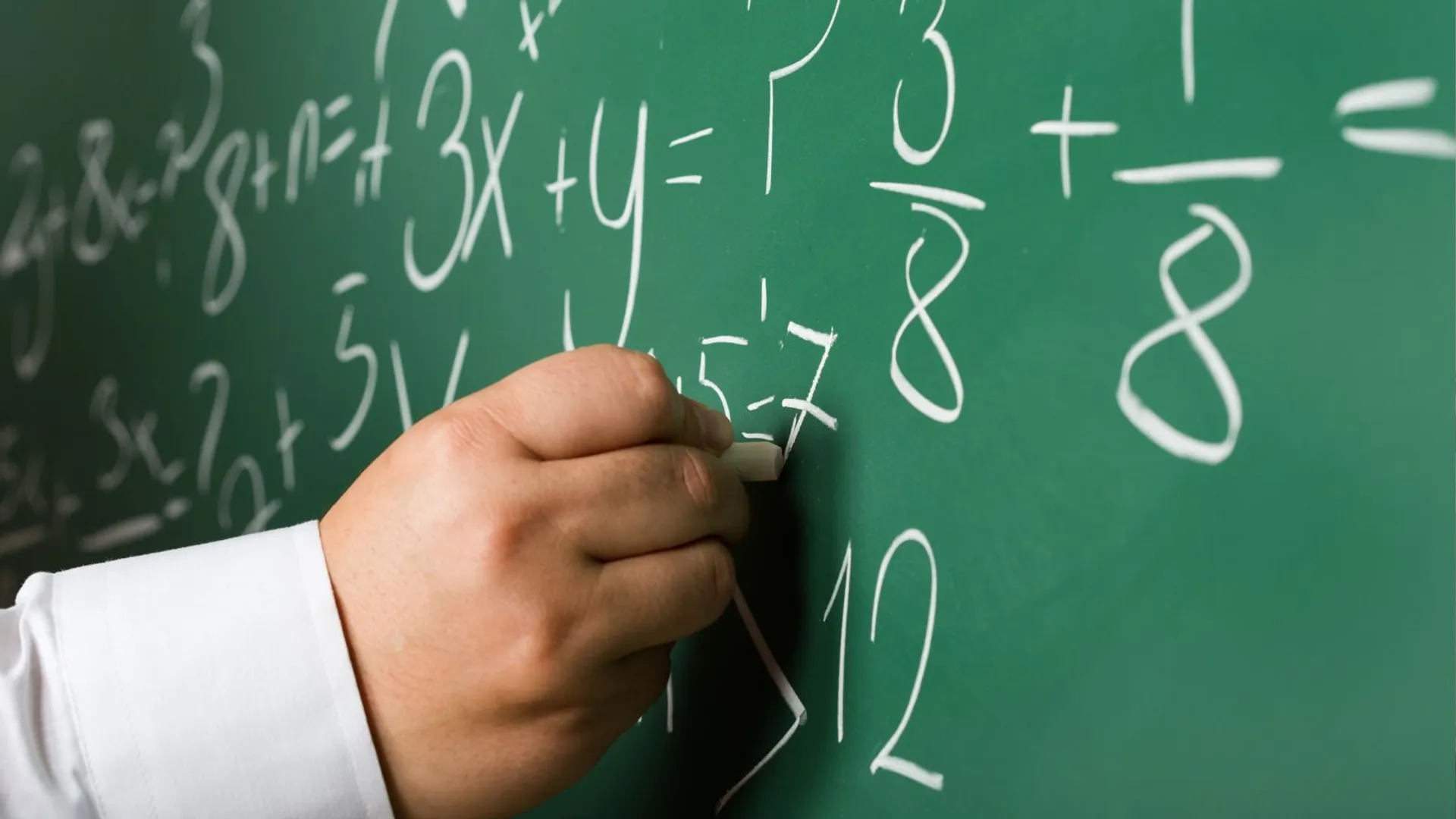 Pisanie kredą po tablicy