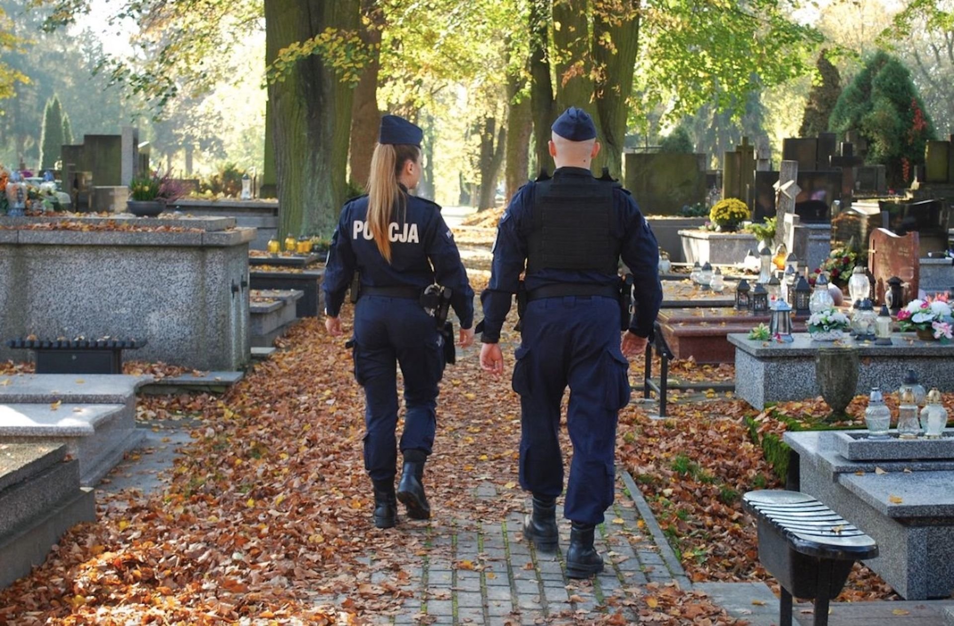 Złodzieje nie śpią we Wszystkich Świętych, policja apeluje do Polaków jadących na cmentarze