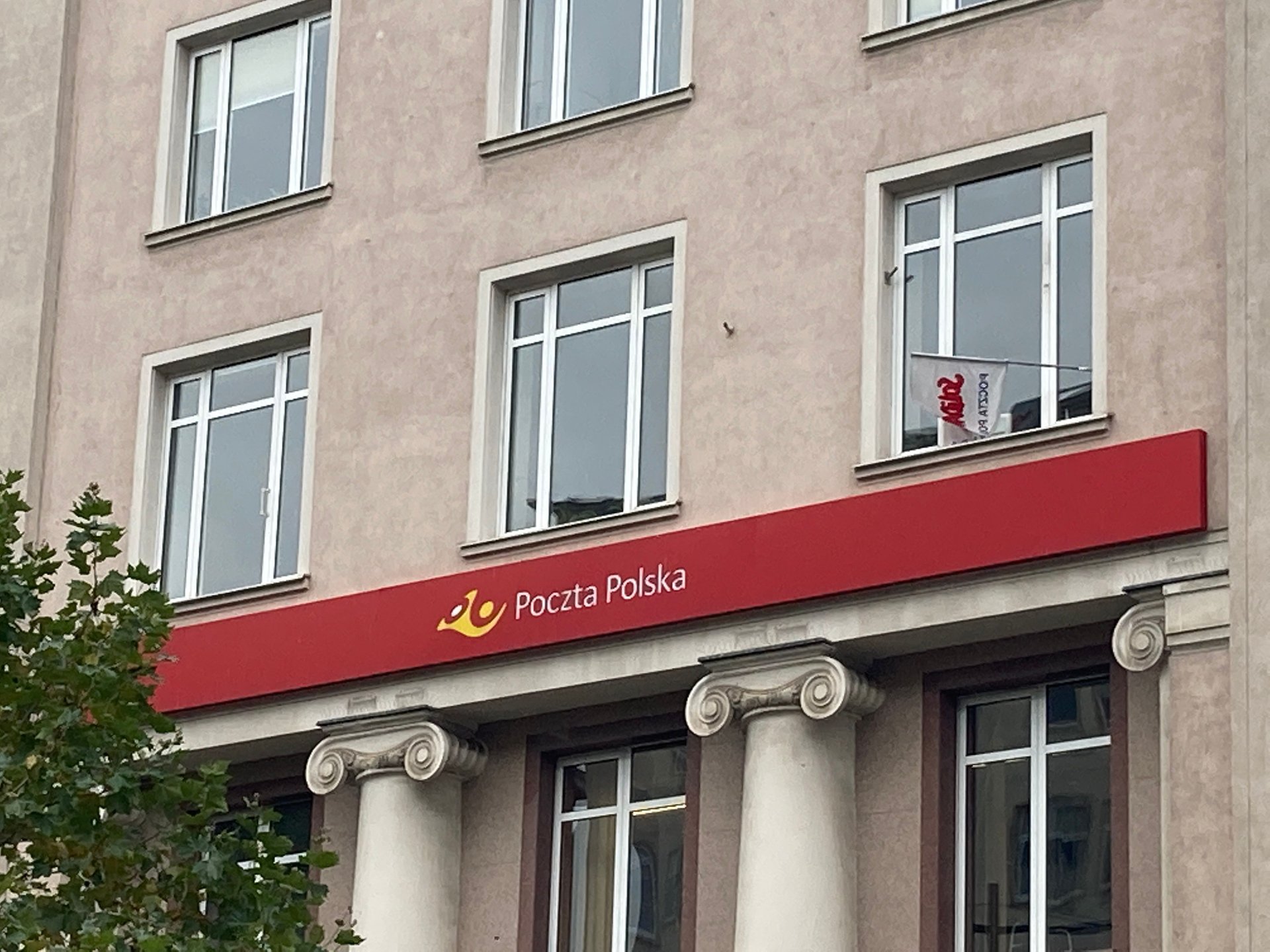 poczta polska-logo-budynek-uslugi