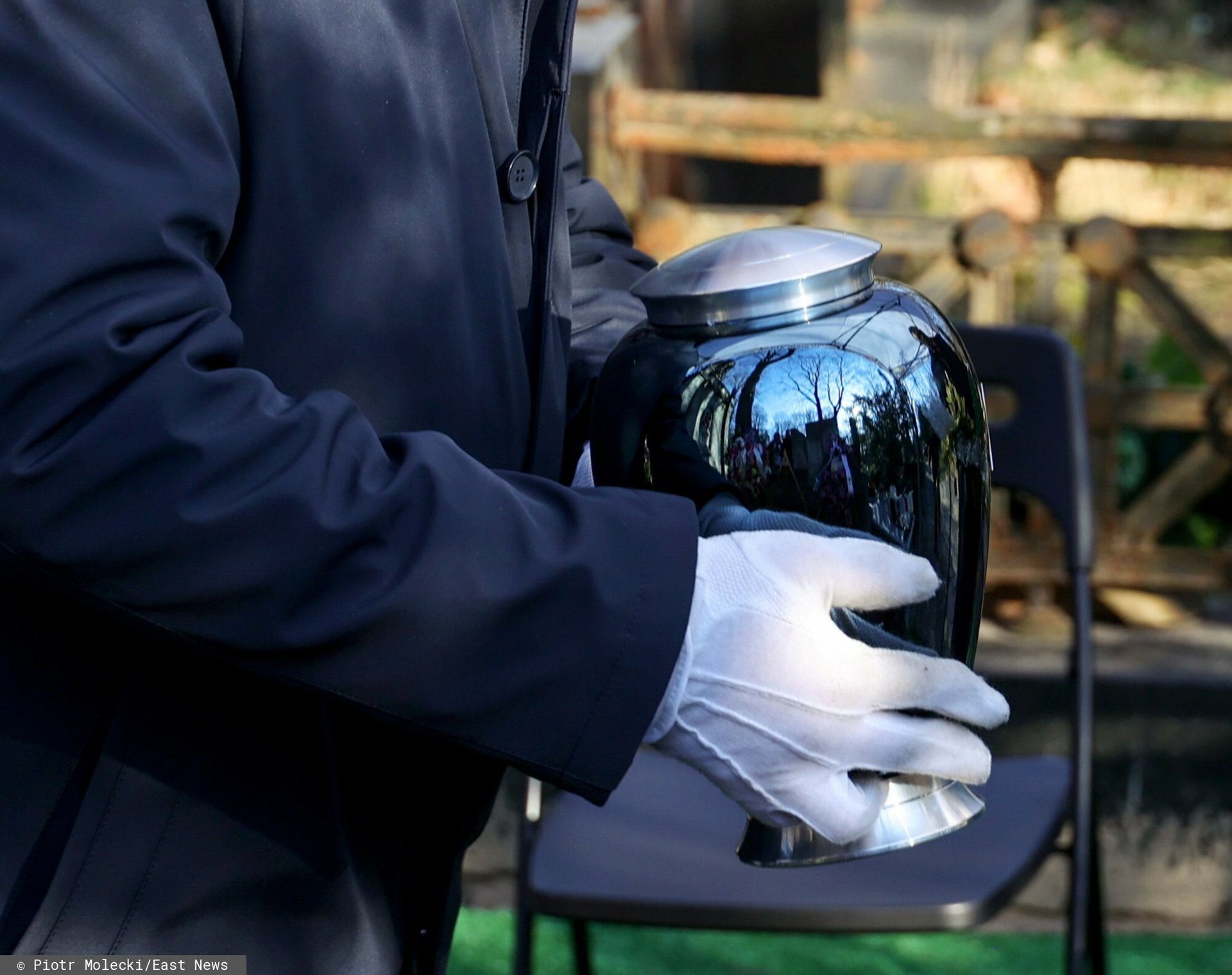Skandal na cmentarzu, urna z prochami zniknęła z grobu 