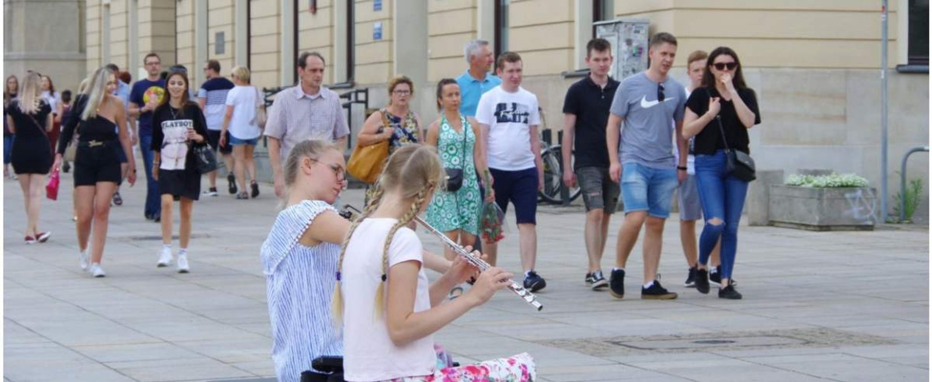 PHOTO: ZOFIA I MAREK BAZAK / EAST NEWS Warszawa N/Z Sztuka uliczna na warszawskiej Starowce - dziewczeta grajace na instrumentach muzycznych, busking