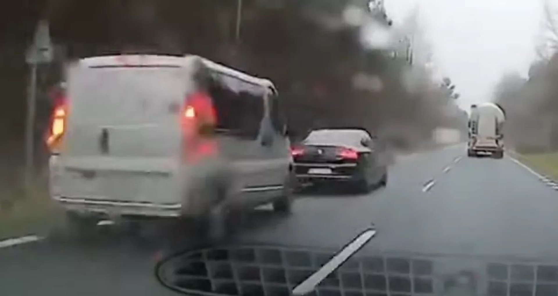 Niebezpieczna sytuacja na drodze. Szeryf w passacie mógł doprowadzić do wypadku