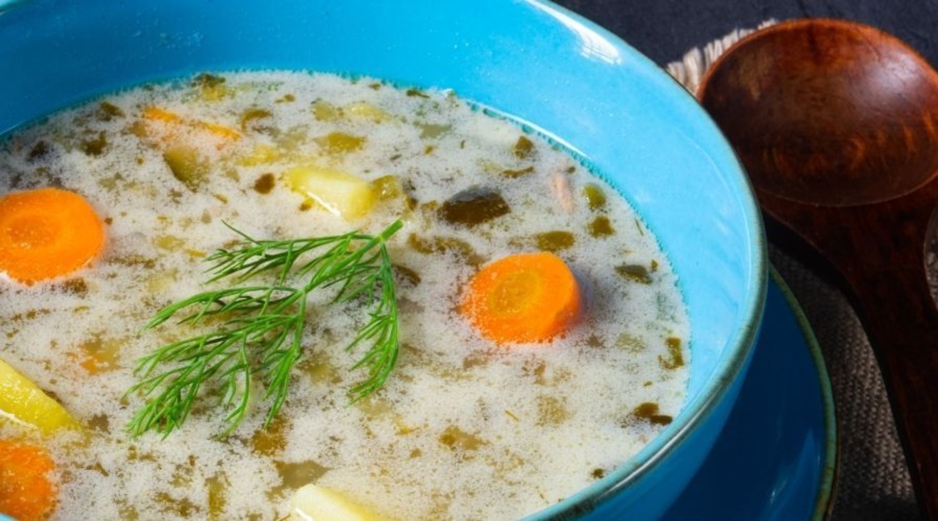 Kiedy można dodać ogórki kiszone do zupy ogórkowej? Czas ma znaczenie