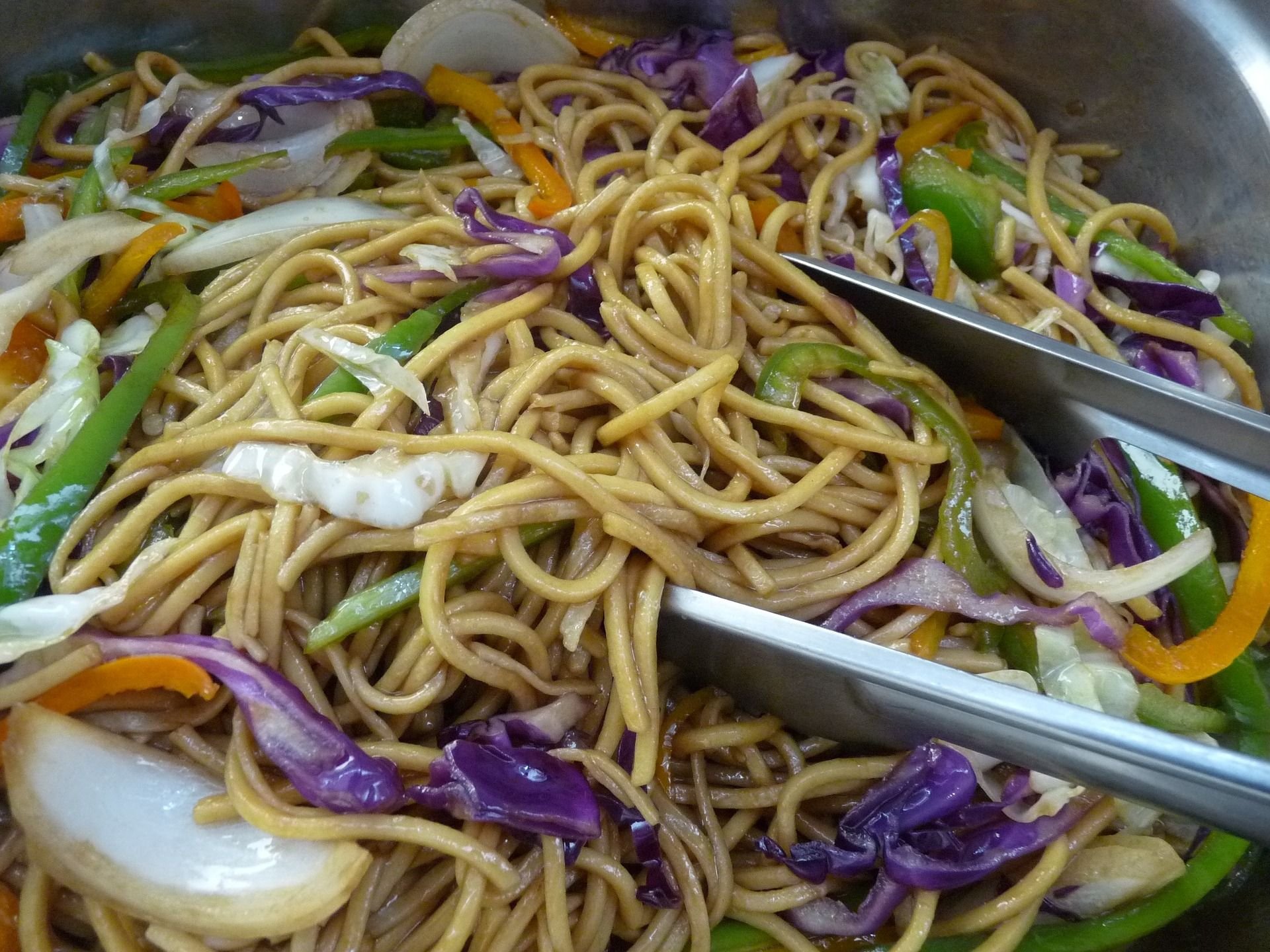 Chow mein z wołowiną i warzywami: chiński przysmak z woka