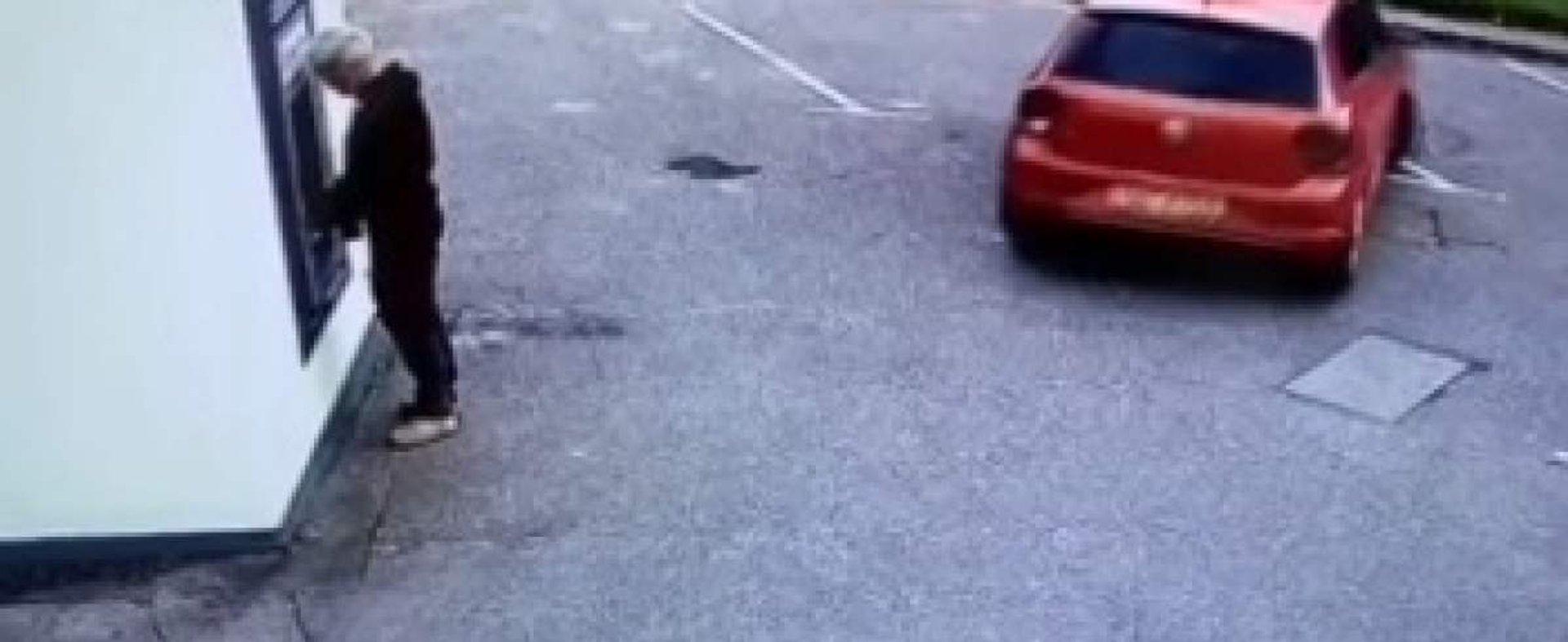 Mężczyzna potrącony przez auto na pustym parkingu
