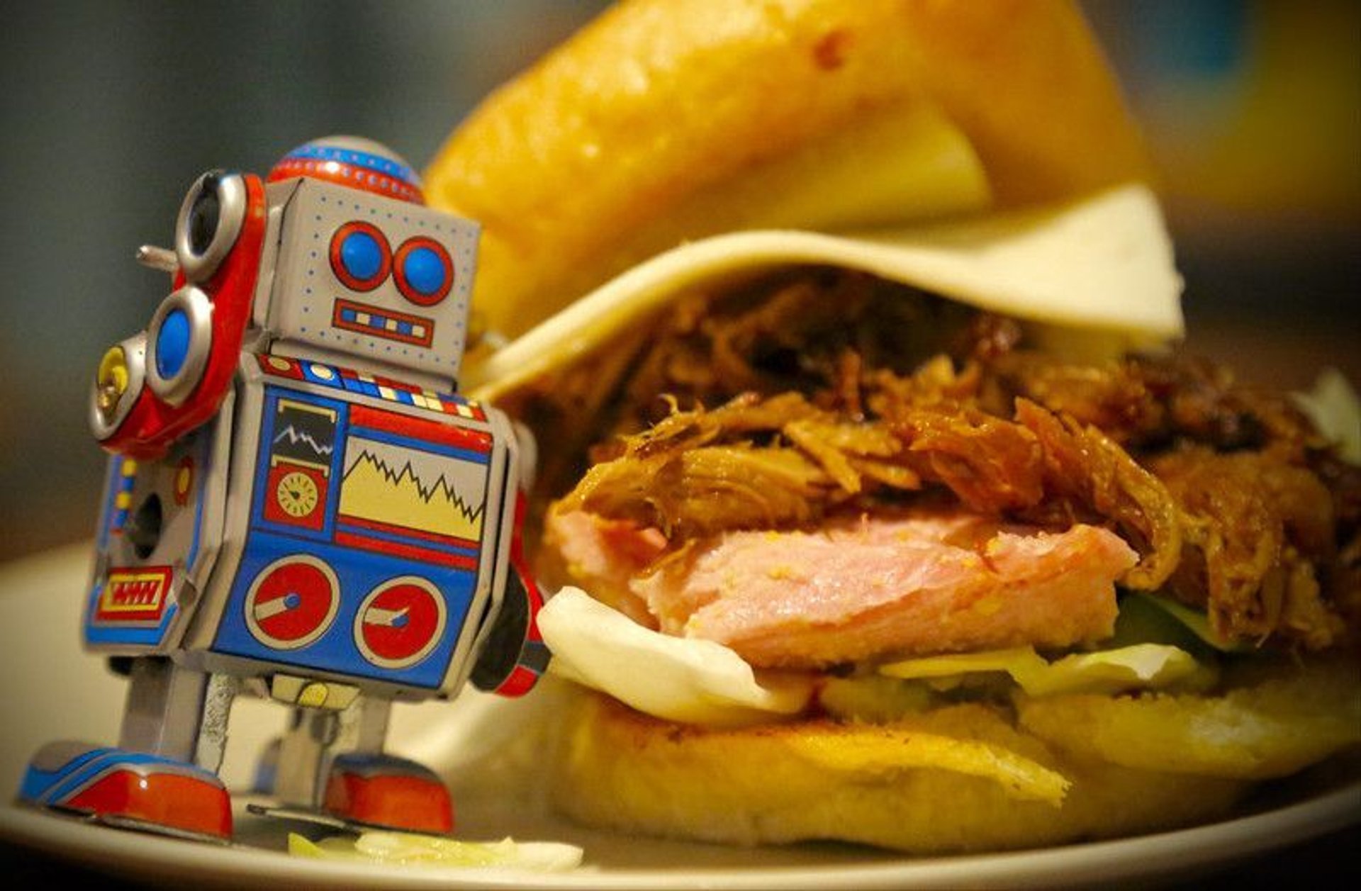 Robot i obrzydliwa kanapka w tle