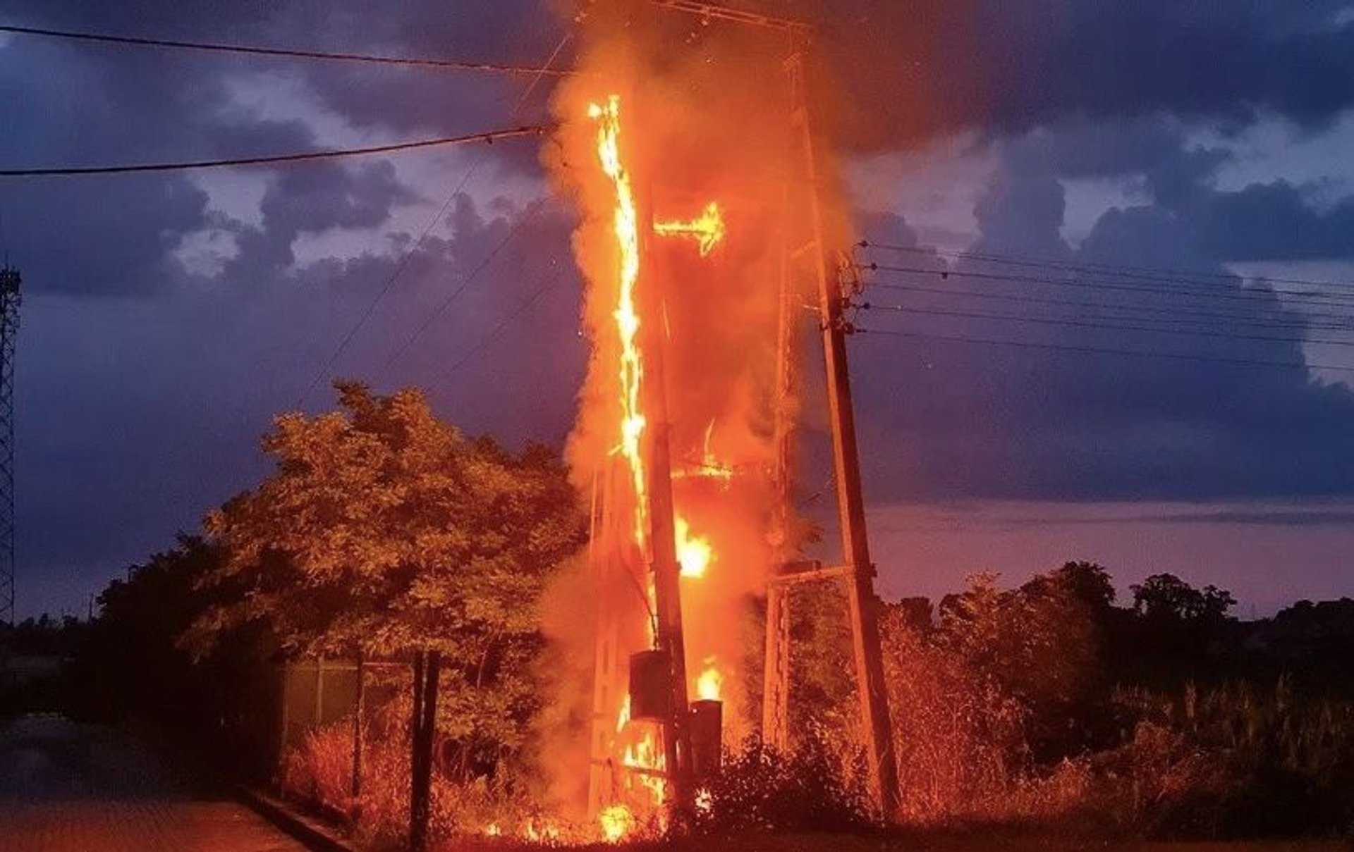 Po uderzeniu pioruna w Słubicach doszło do pożaru transformatora