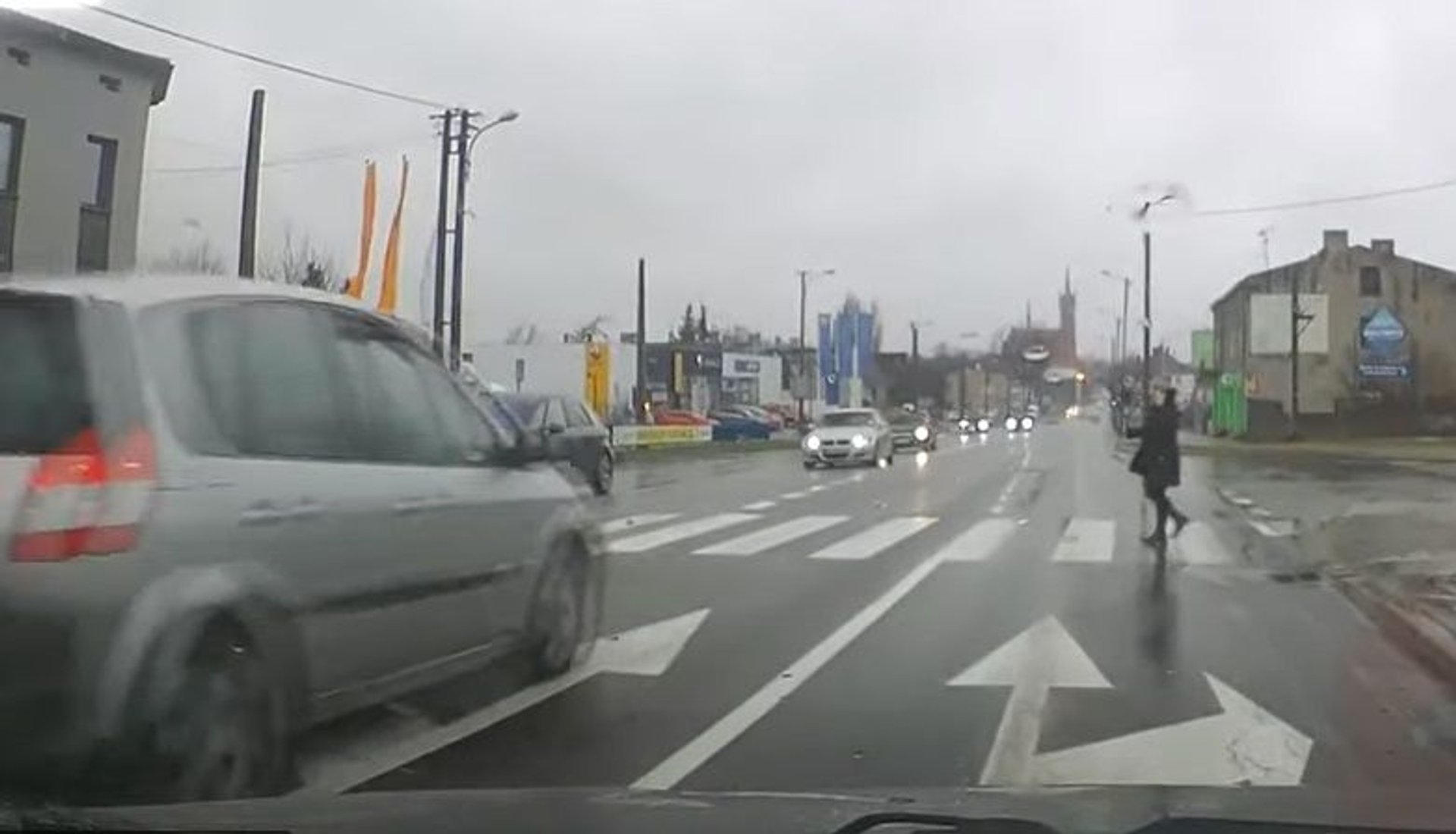 Rozpędzone renault niemal potrąciło kobiety na przejściu dla pieszych