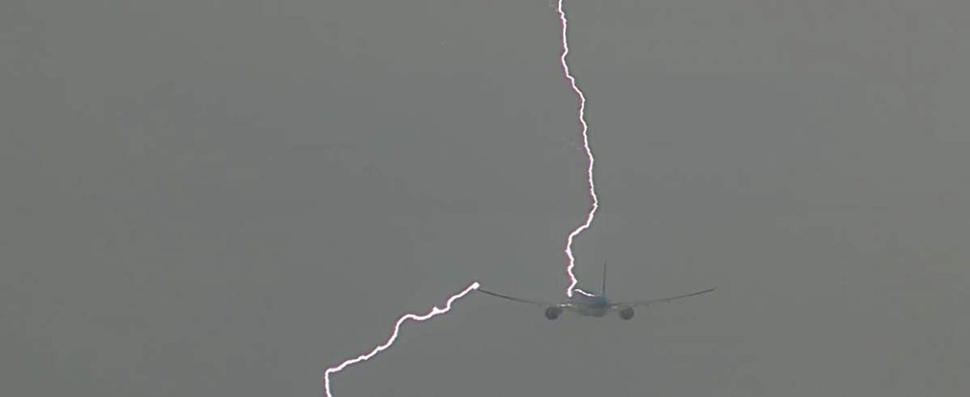 samolot uderzenie piorunem