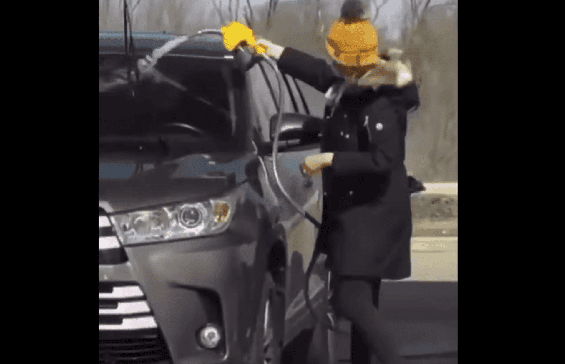 Kobieta na stacji paliw myła auto benzyną
