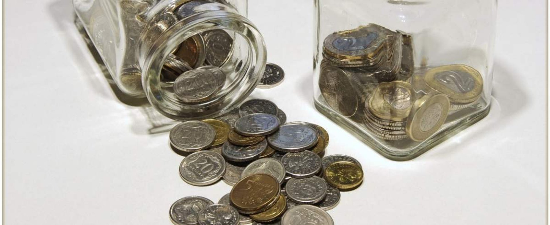PHOTO: ZOFIA I MAREK BAZAK / EAST NEWS N/Z Drobne monety w szklanych pojemniczkach
