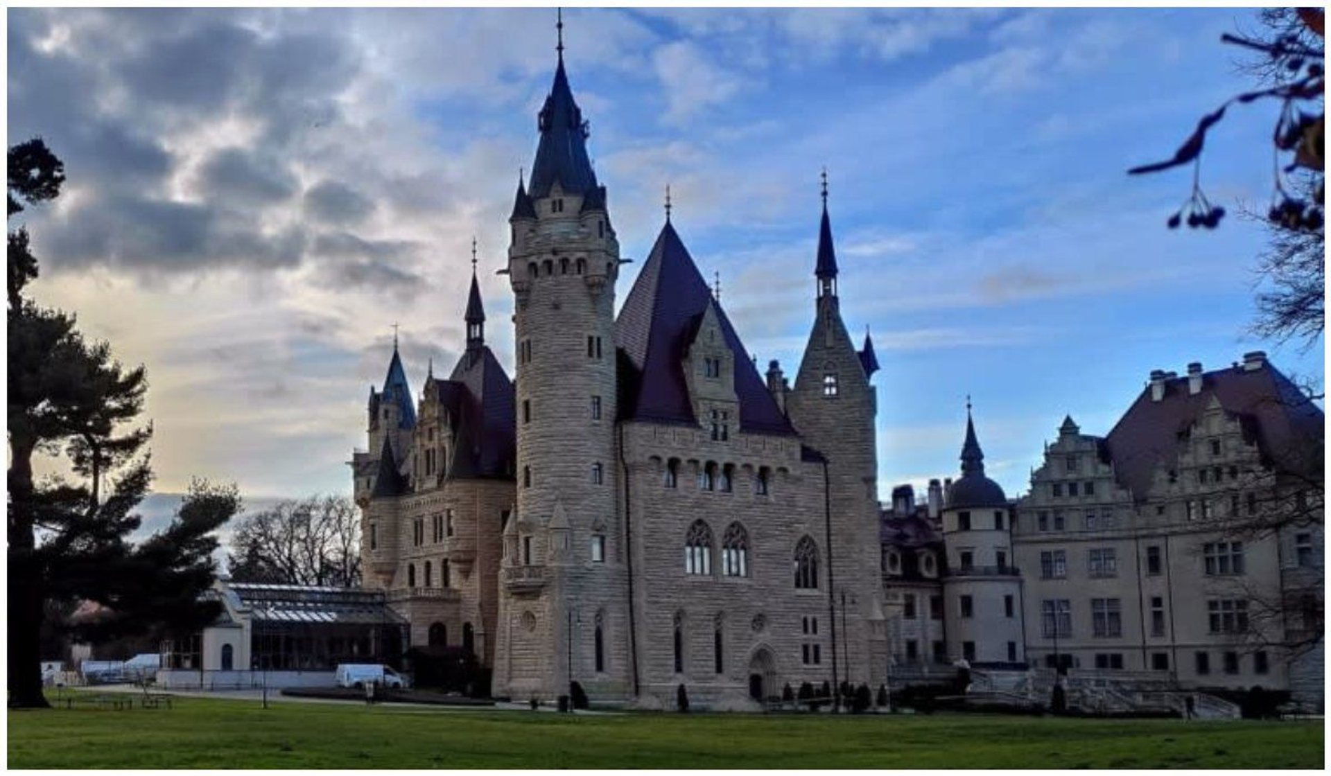 Zamek niczym z Harry-ego Pottera mieści się w Polsce. Pałac w Mosznej oddaje magiczny klimat