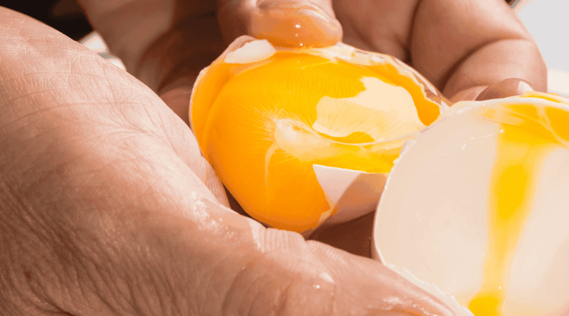 Sprytny i szybki sposób na oddzielenie żółtka od białka. Najprostsza metoda