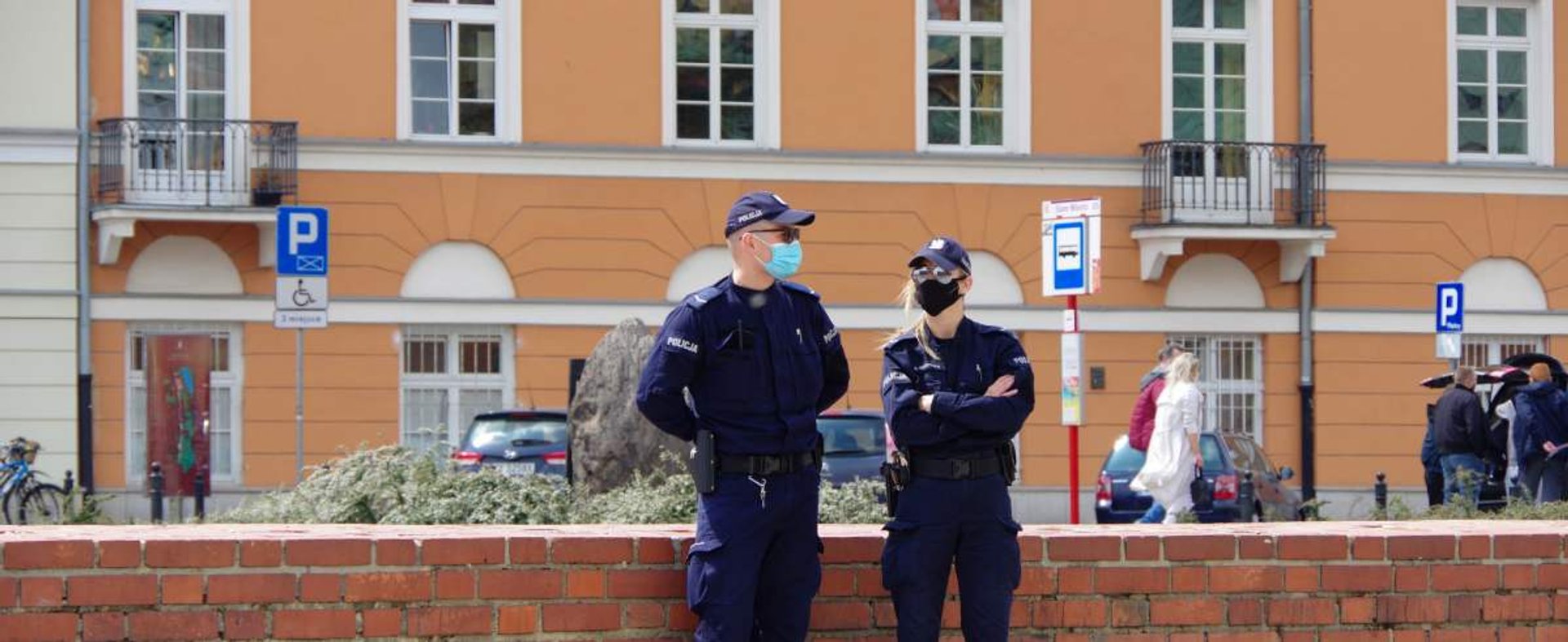 HOTO: ZOFIA I MAREK BAZAK / EAST NEWS Warszawa N/Z Patrol policyjny w maseczkach ochronnych na Placu Zamkowym