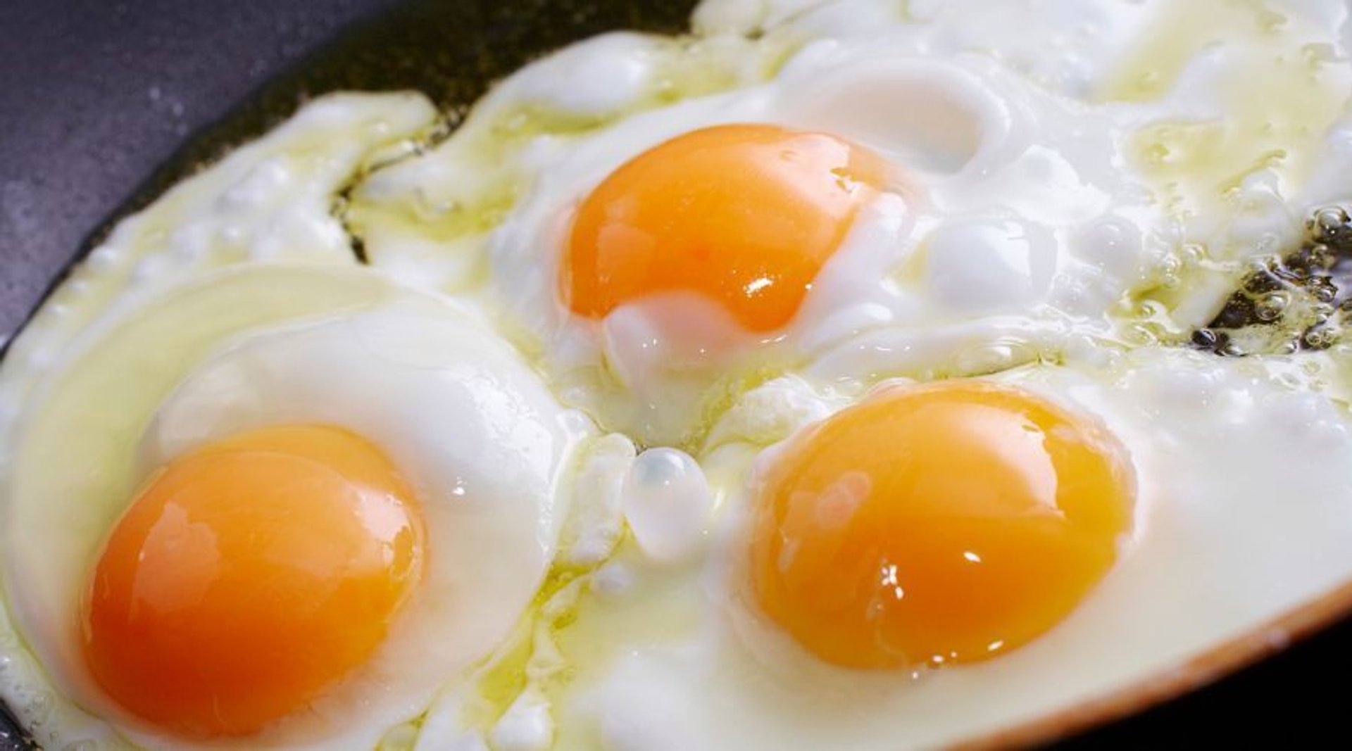 Jak zrobić idealne jajka sadzone? Wystarczy 1 prosta sztuczka szefów kuchni