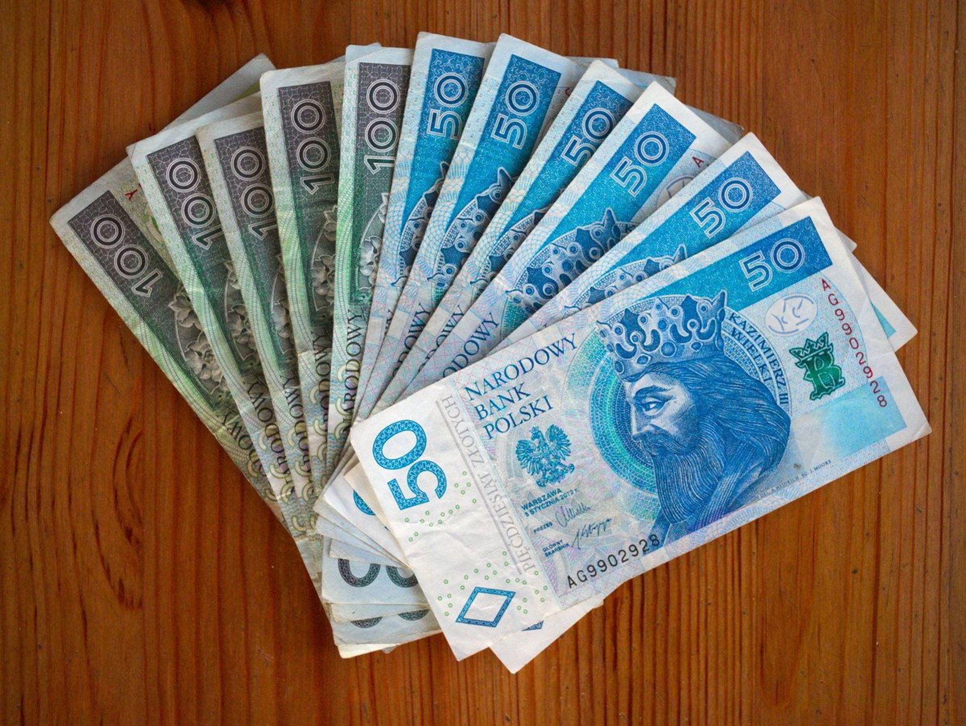 Banknoty 50 zł i 100 zł