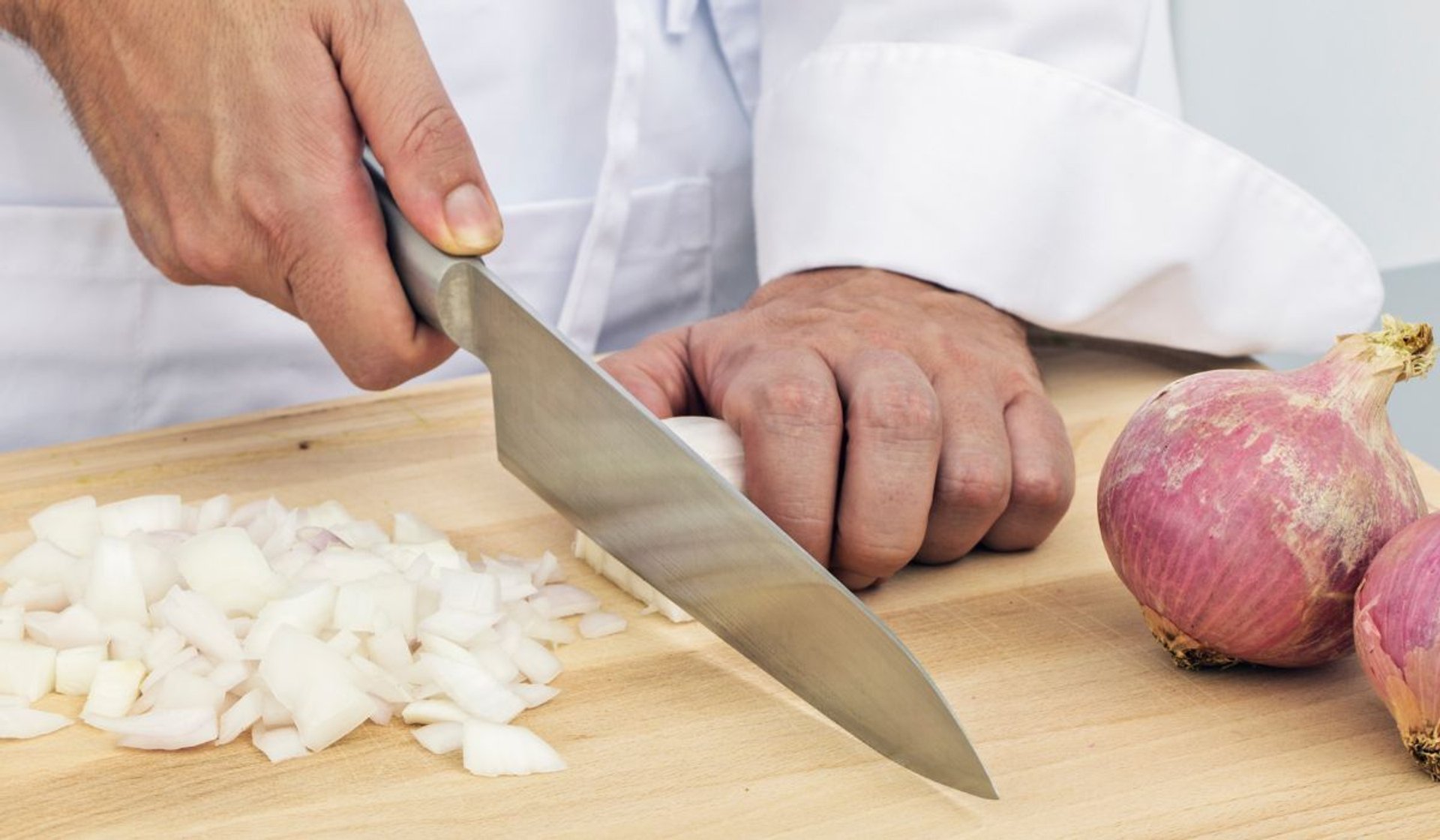 Jak kroić cebulę żeby nie szczypała w oczy? Najlepsi kucharze mają niezawodny patent. Koniecznie wypróbuj
