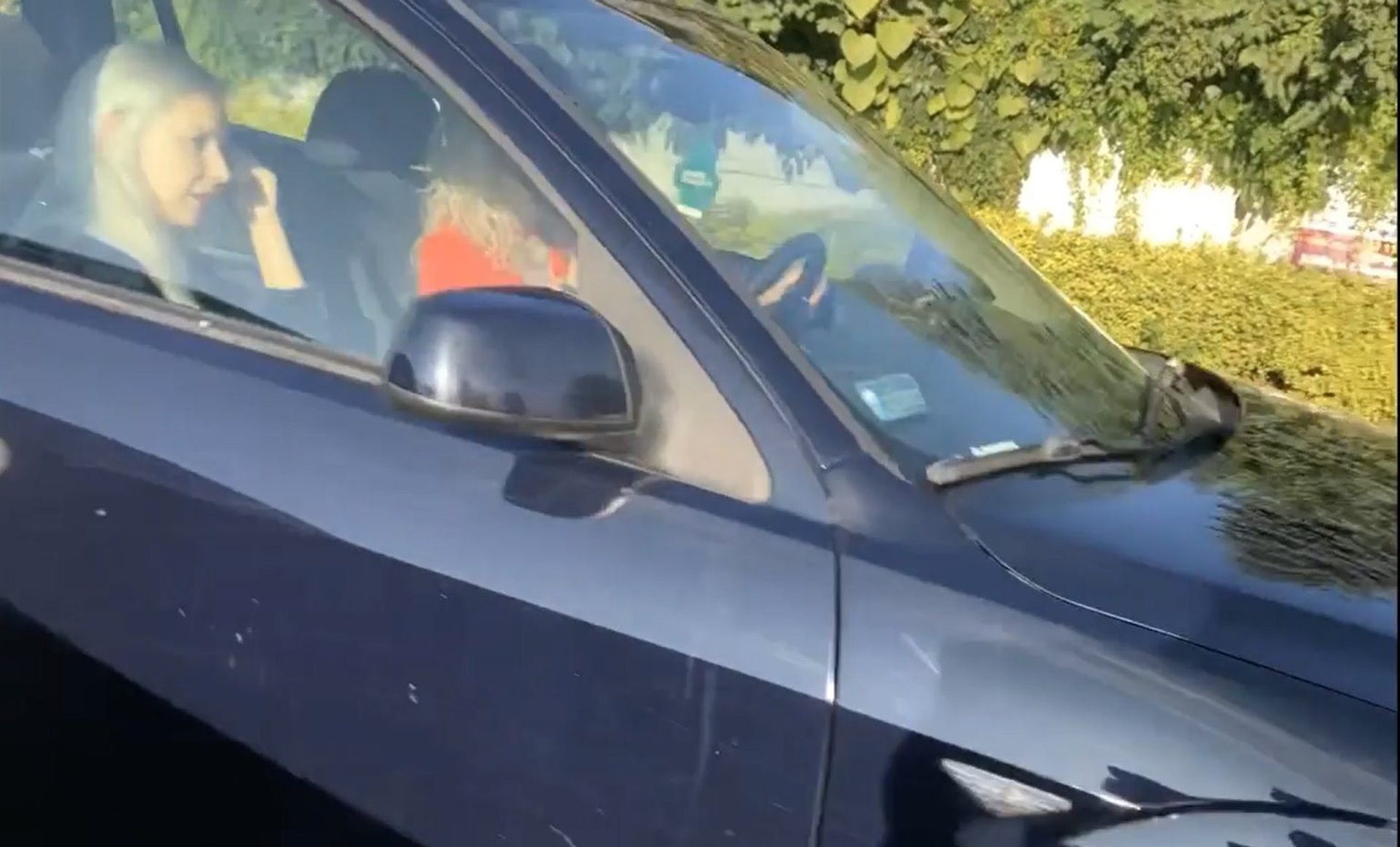 Prowadziła auto z dzieckiem na kolanach i wymusiła pierwszeństwo - Wideo