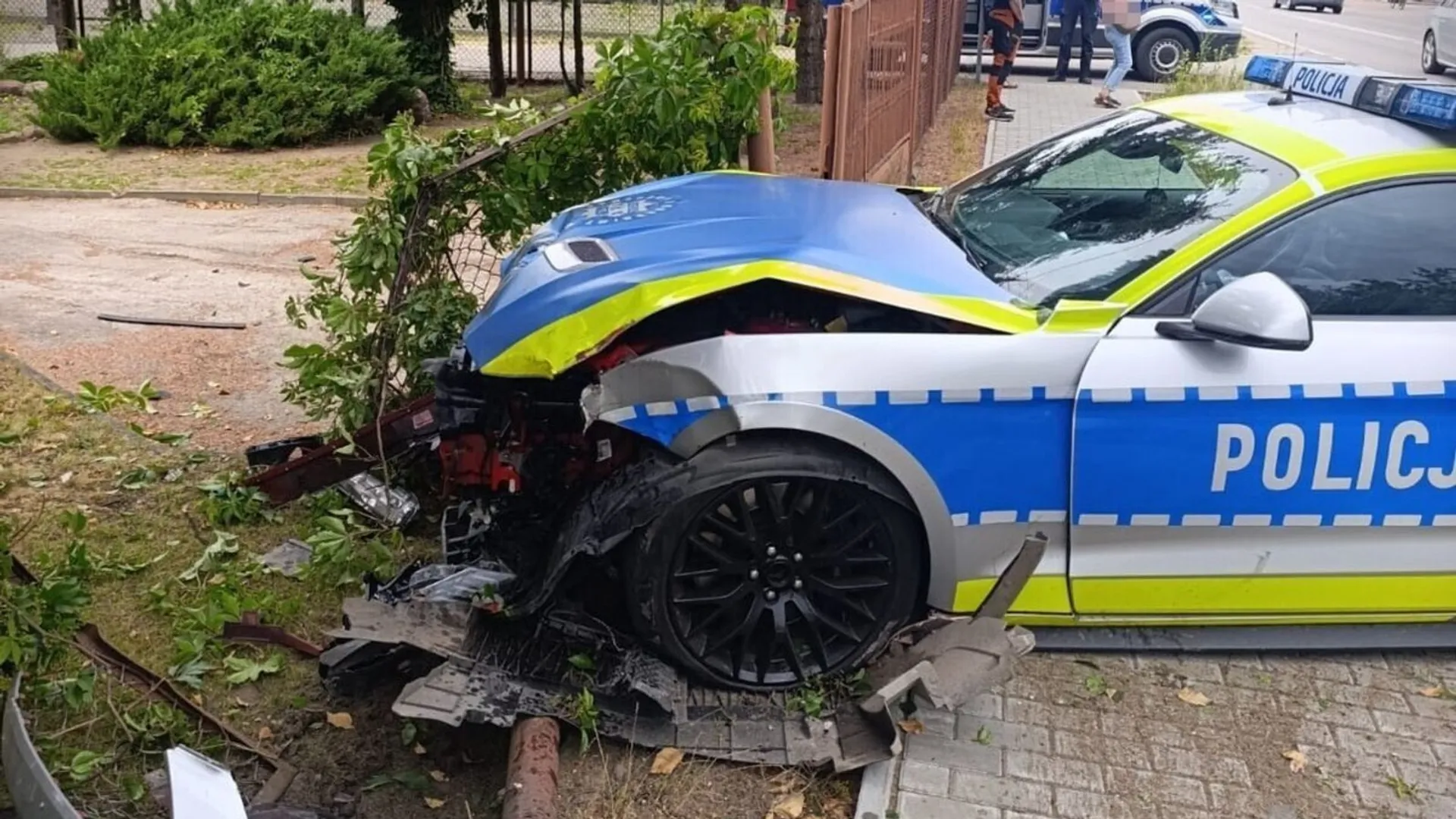 Mustang, rozbity, samochód, policja