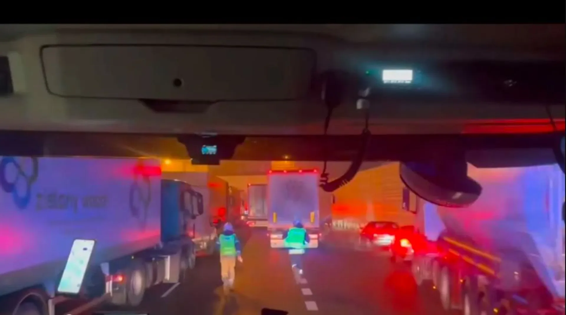 Karambol na S2. Strażacy podjęli się niebywałej akcji