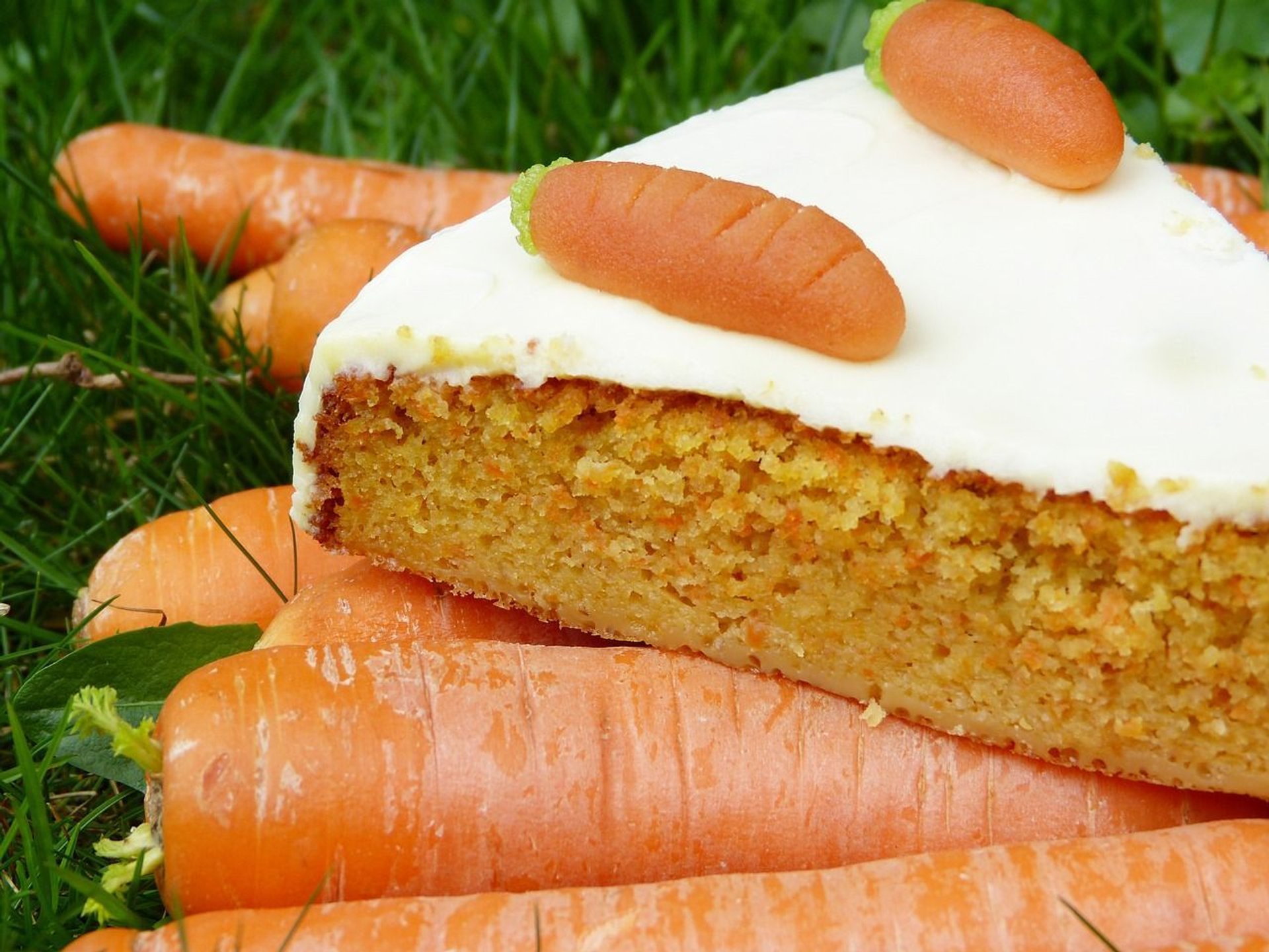 Świąteczne aromatyczne ciasto marchewkowe