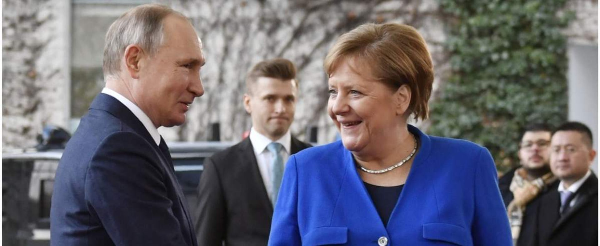 German Chancellor Angela Merkel shakes hands with Russian President Vladimir Putin upon his arrival to attend the Peace summit on Libya at the Chancellery in Berlin on January 19, 2020. - World leaders gather in Berlin on January 19, 2020 to make a fresh 
