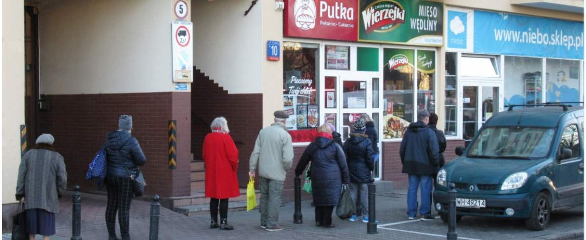 PHOTO: ZOFIA I MAREK BAZAK / EAST NEWS Warszawa N/Z Kolejka starszych ludzi do piekarni i sklepu miesnego w godzinach dla seniorow powyzej 60 roku zycia