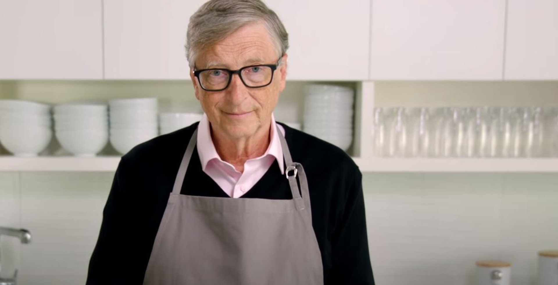 Bill Gates w fartuchu w kuchni.