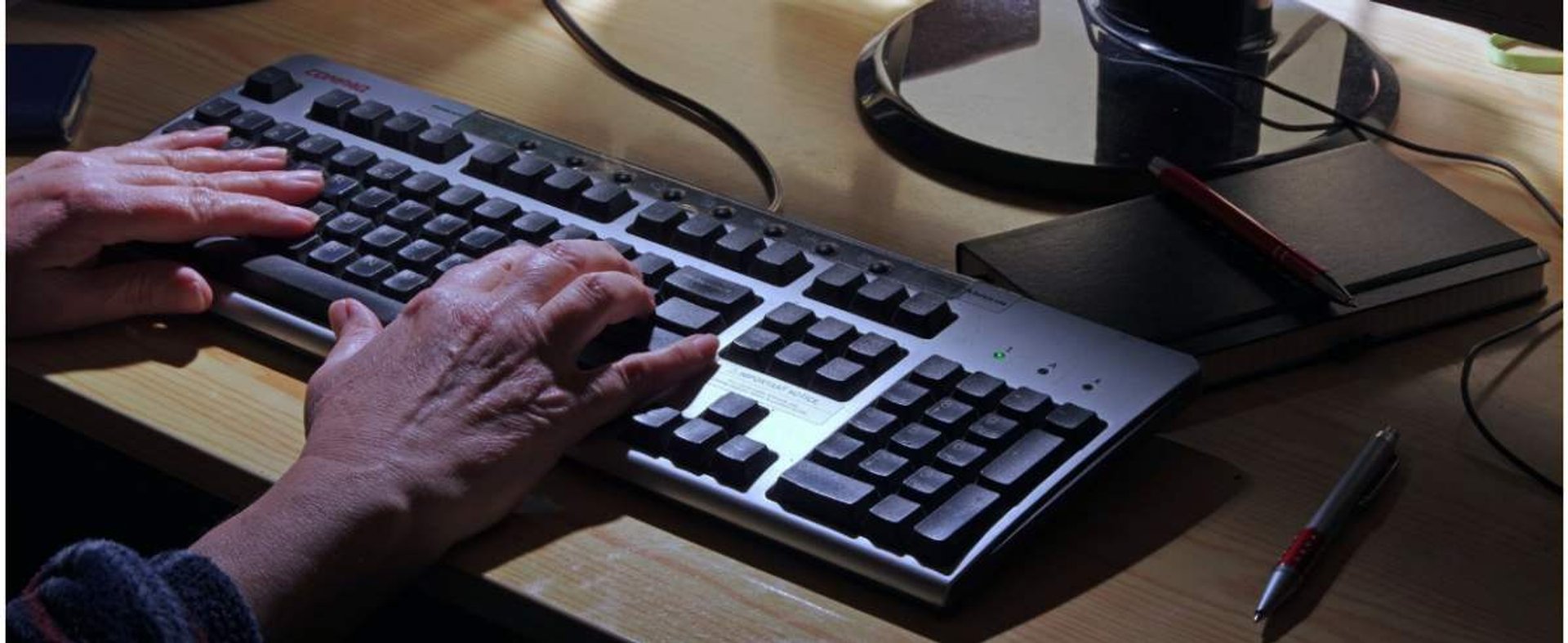 PHOTO: ZOFIA I MAREK BAZAK / EAST NEWS N/Z Dlonie na klawiaturze komputera, cyberprzestepczosc