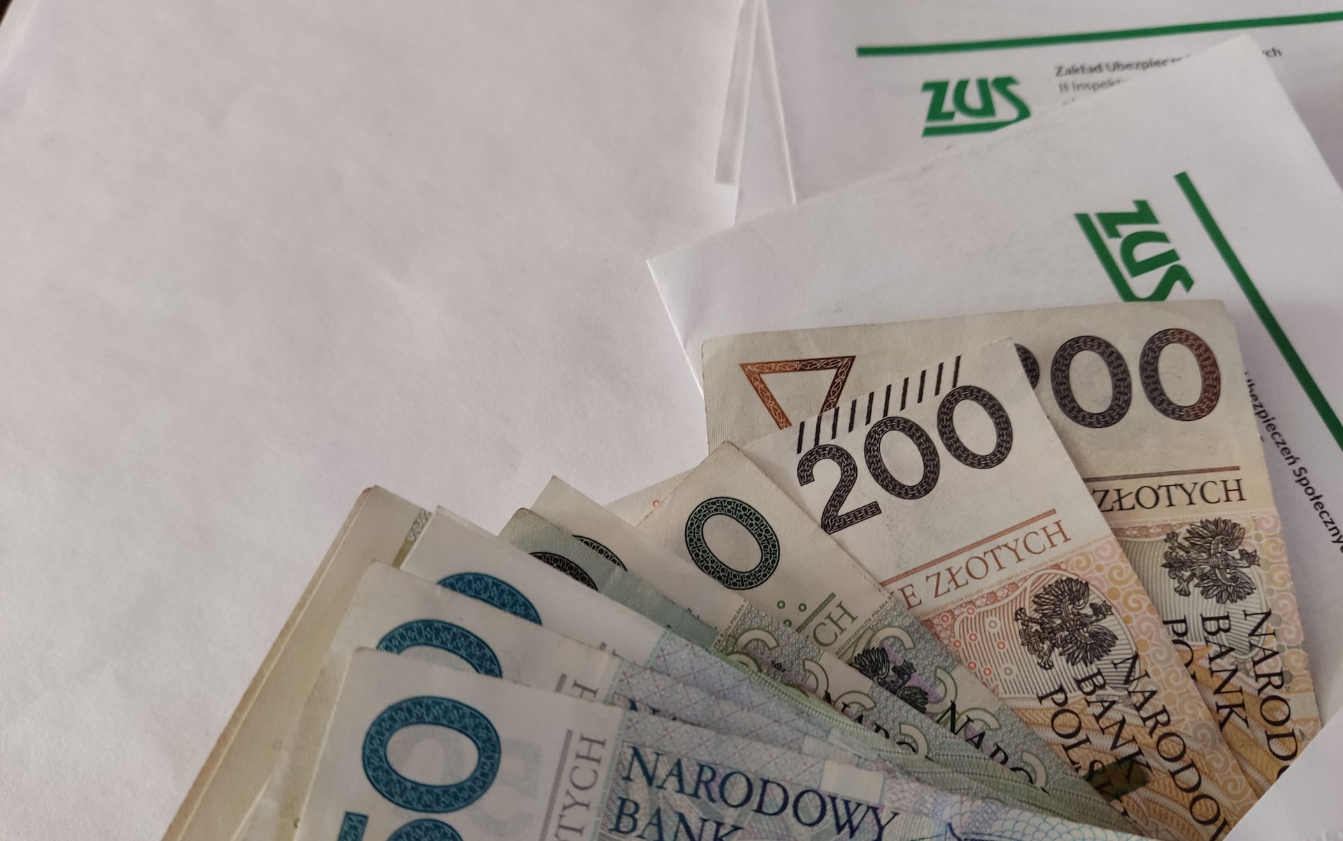 ZUS ogłosił ważne zmiany, zmienia limity. Jeśli je przekroczysz, zmniejszy ci wypłatę emerytury