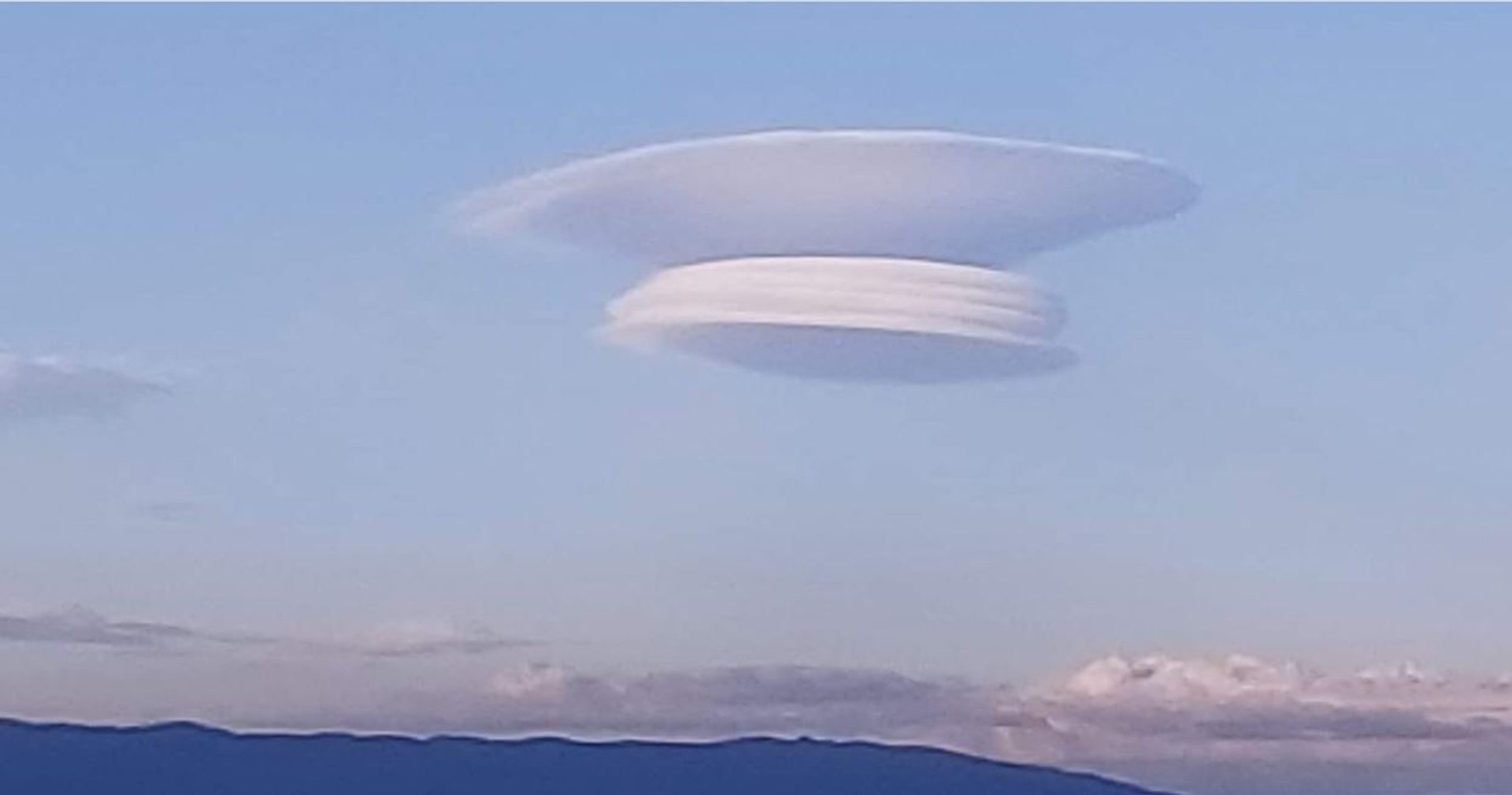 Pogoda. Na niebie zaobserwowano tajemnicze "UFO". Doniesienia z całej Polski, mamy zdjęcia