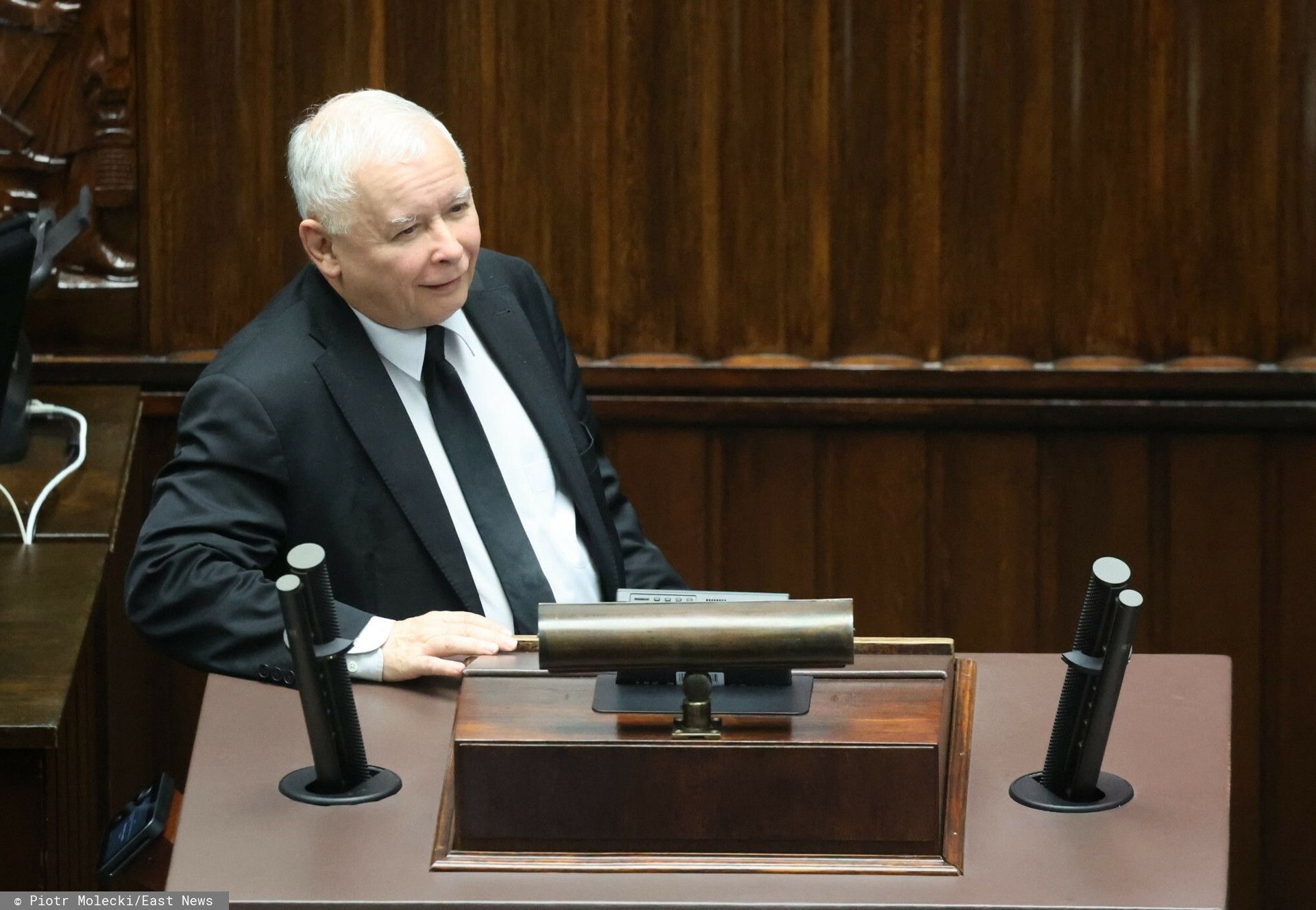 Jarosław Kaczyński wyszeptał na wizji dwa słowa. Dziennikarz od razu zareagował