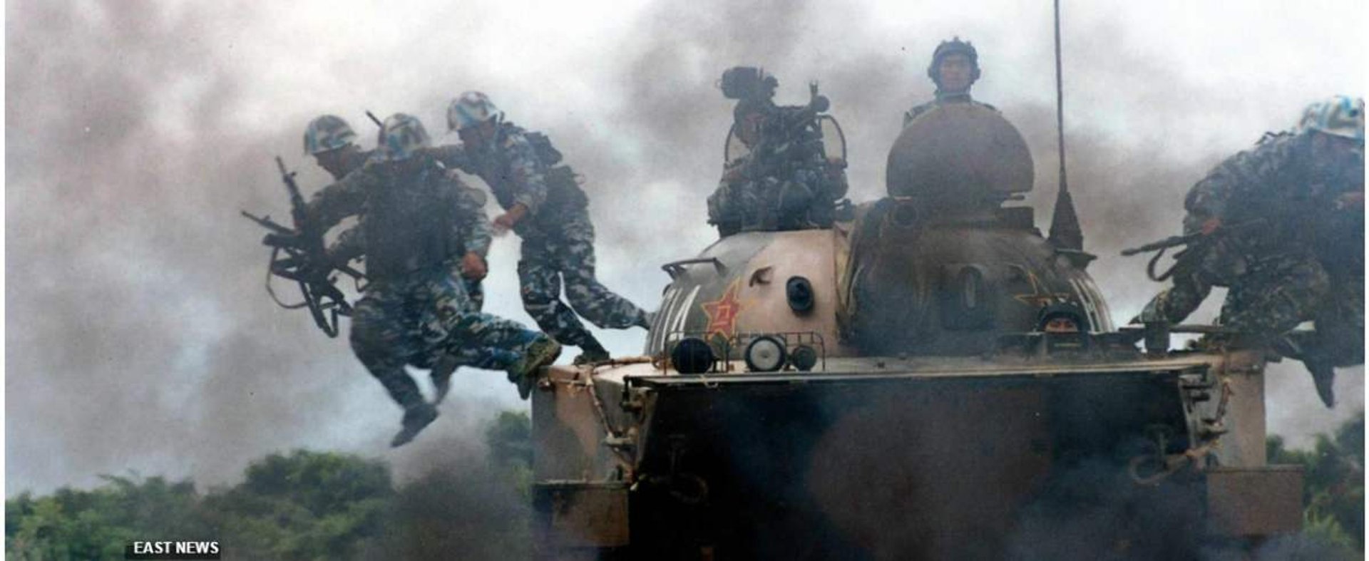 PHOTO: EAST NEWS CHINSCY ZOLNIERZE MARINES SKACZA Z CZOLGU PODCZAS CWICZEN WOJSKOWYCH W POLUDNIOWYCH CHINACH (FILES) This file photograph released 20 July 1999 shows Chinese Marines jumping off a tank during military exercises at an undisclosed location i