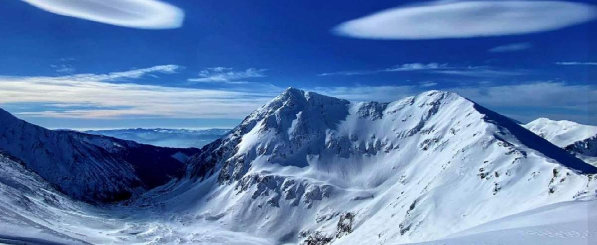 soczewkowe chmury na niebie nad Tatrami