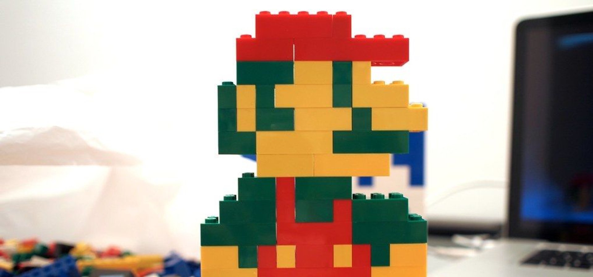 Mario zbudowany z klocków LEGO.