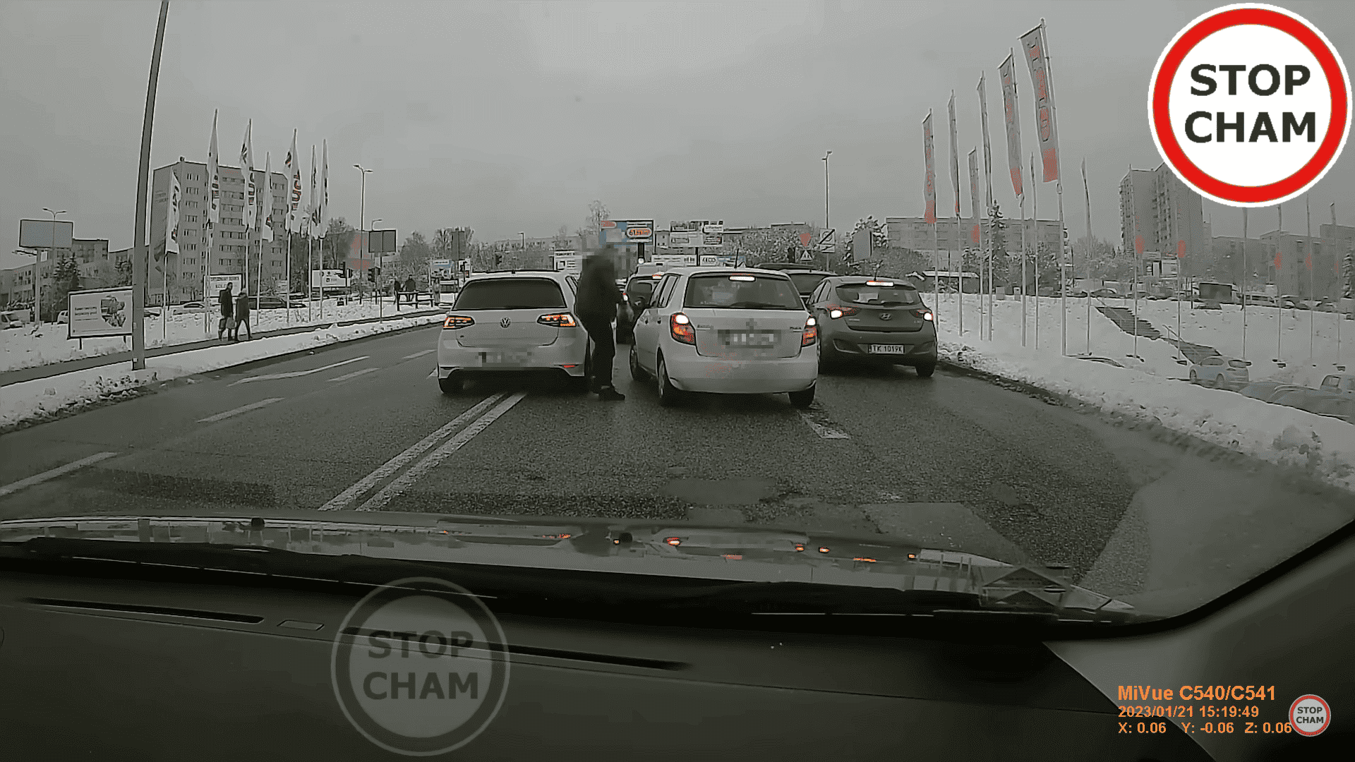 Ogromna kłótnia na środku drogi w Kielcach. Kierowcy nie wytrzymali, skoczyli sobie do gardeł