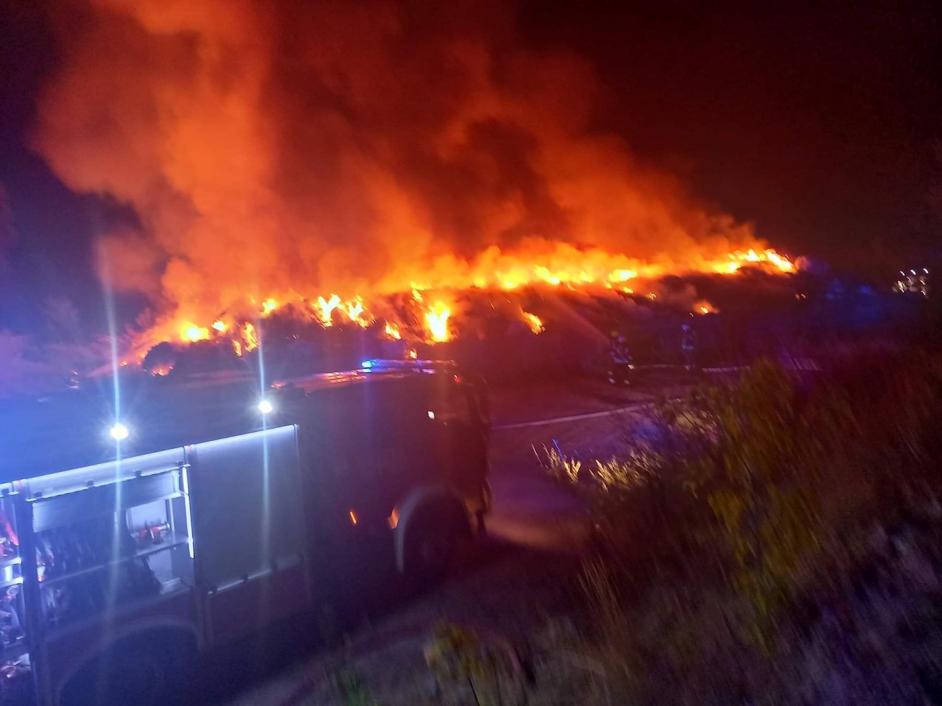 Pożar wysypiska śmieci w Rawiczu. W akcji 130 strażaków. W miejscowości zabrakło wody