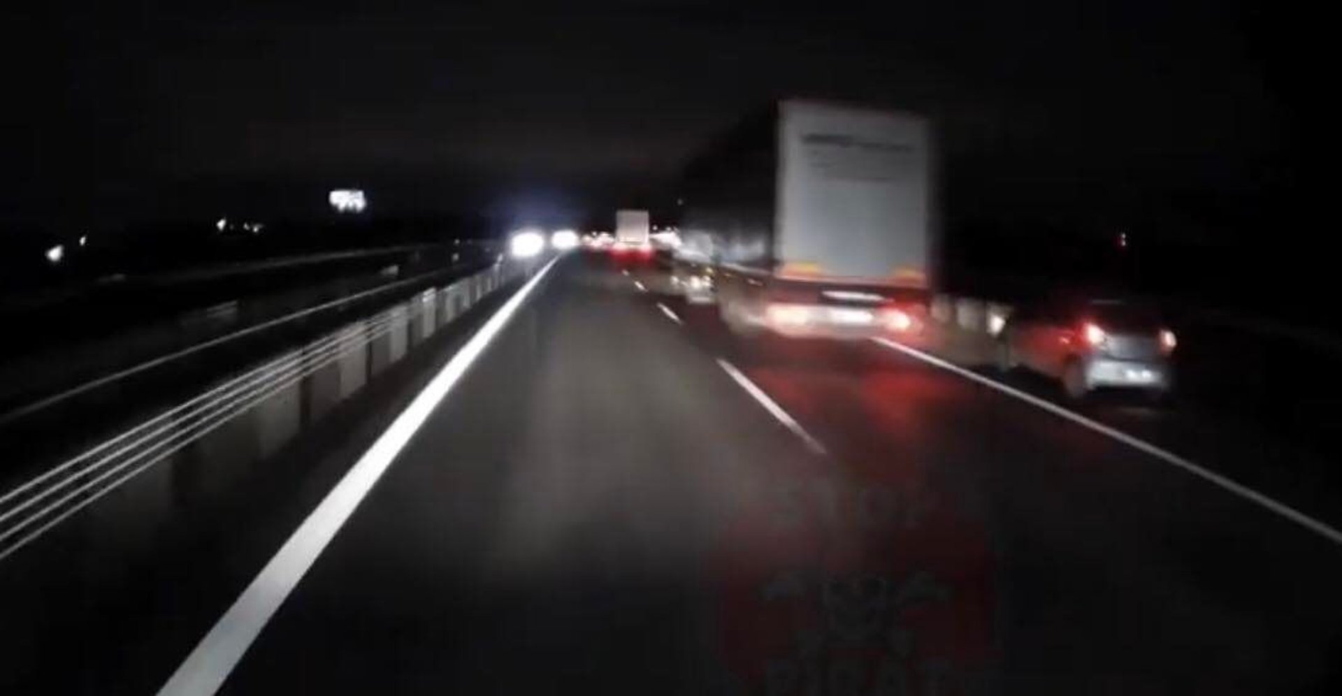 Szaleniec na A4. Mknął pasem awaryjnym ponad 150 km/h