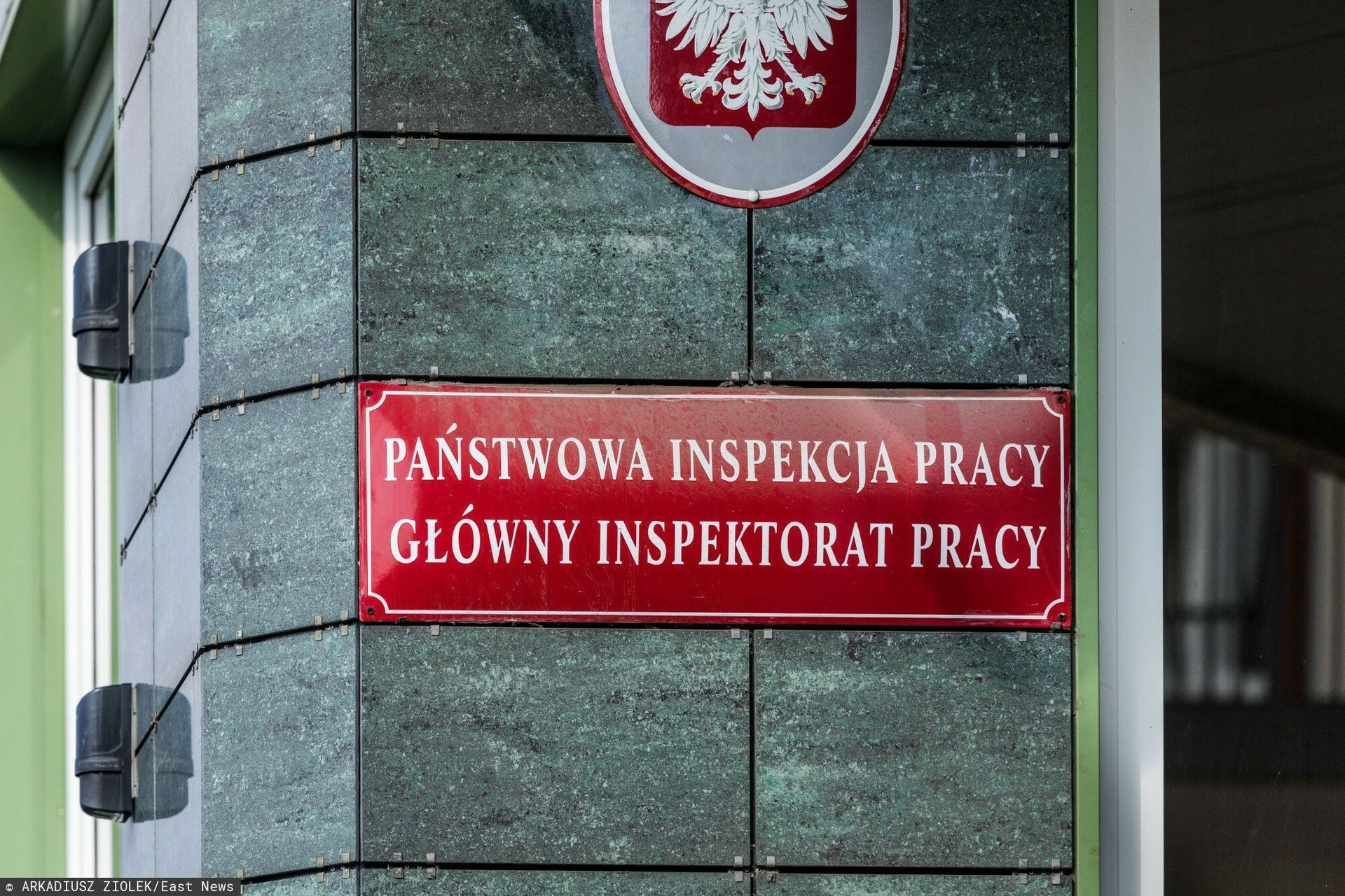 fot: Arkadiusz Ziolek/ East News. Warszawa 10.09.2020. n/z Tablica informacyjna Panstwowej Inspekcji Pracy - Glowny Inspektorat Pracy.