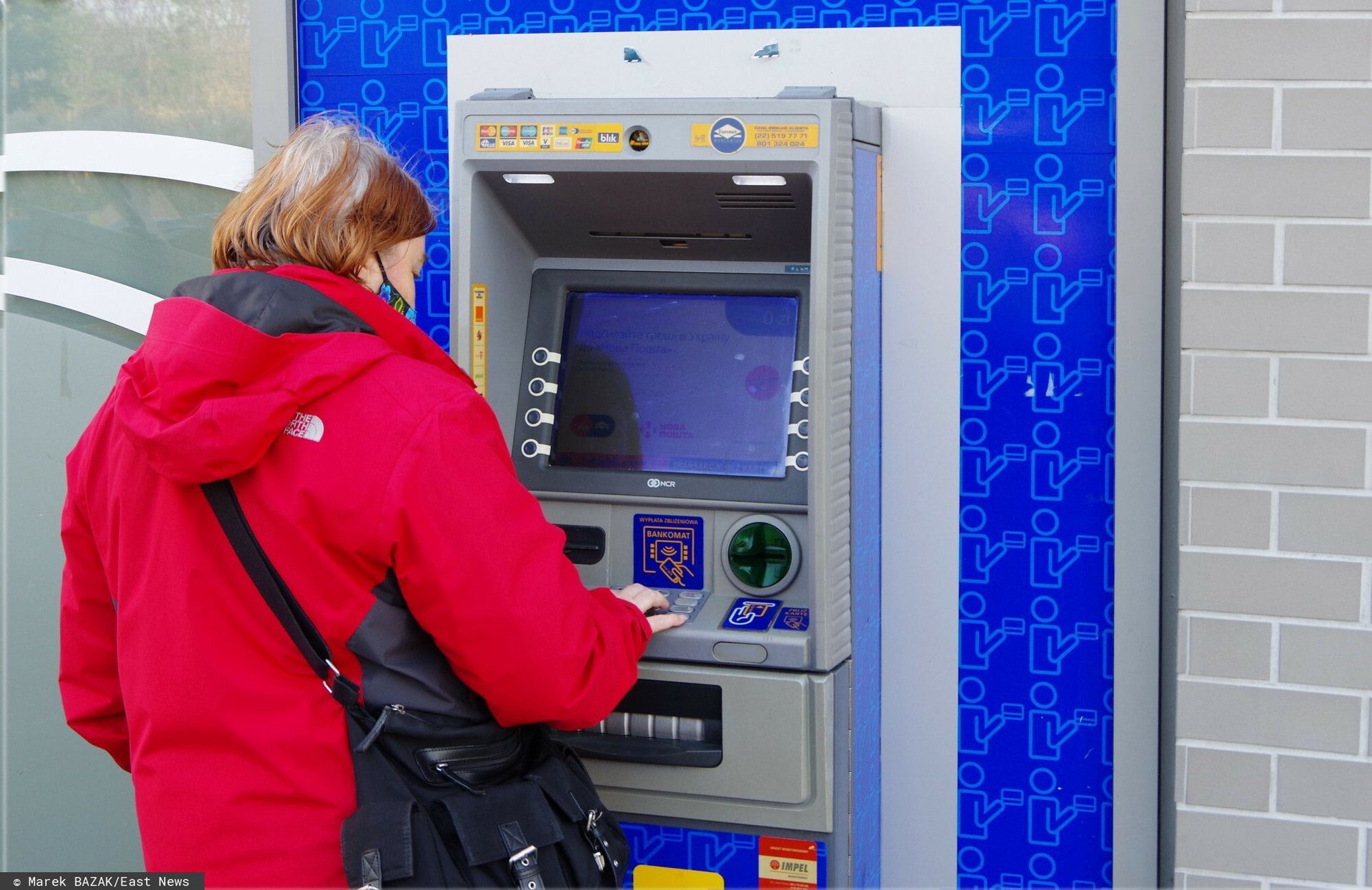 PHOTO: ZOFIA I MAREK BAZAK / EAST NEWS Kobieta pobierajaca gotowke z bankomatu Euronetu