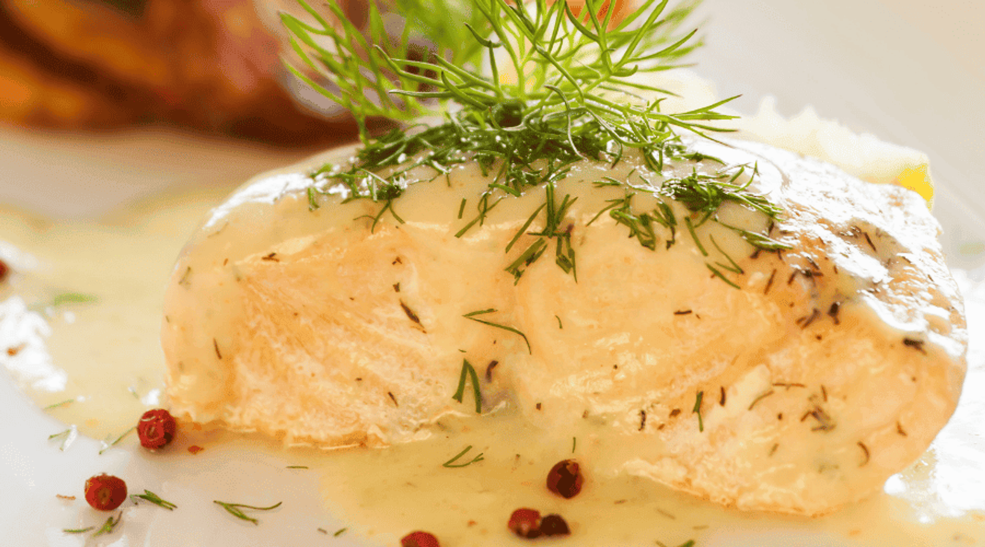 Bajecznie delikatny i kremowy sos śmietanowo-koperkowy do ryby 